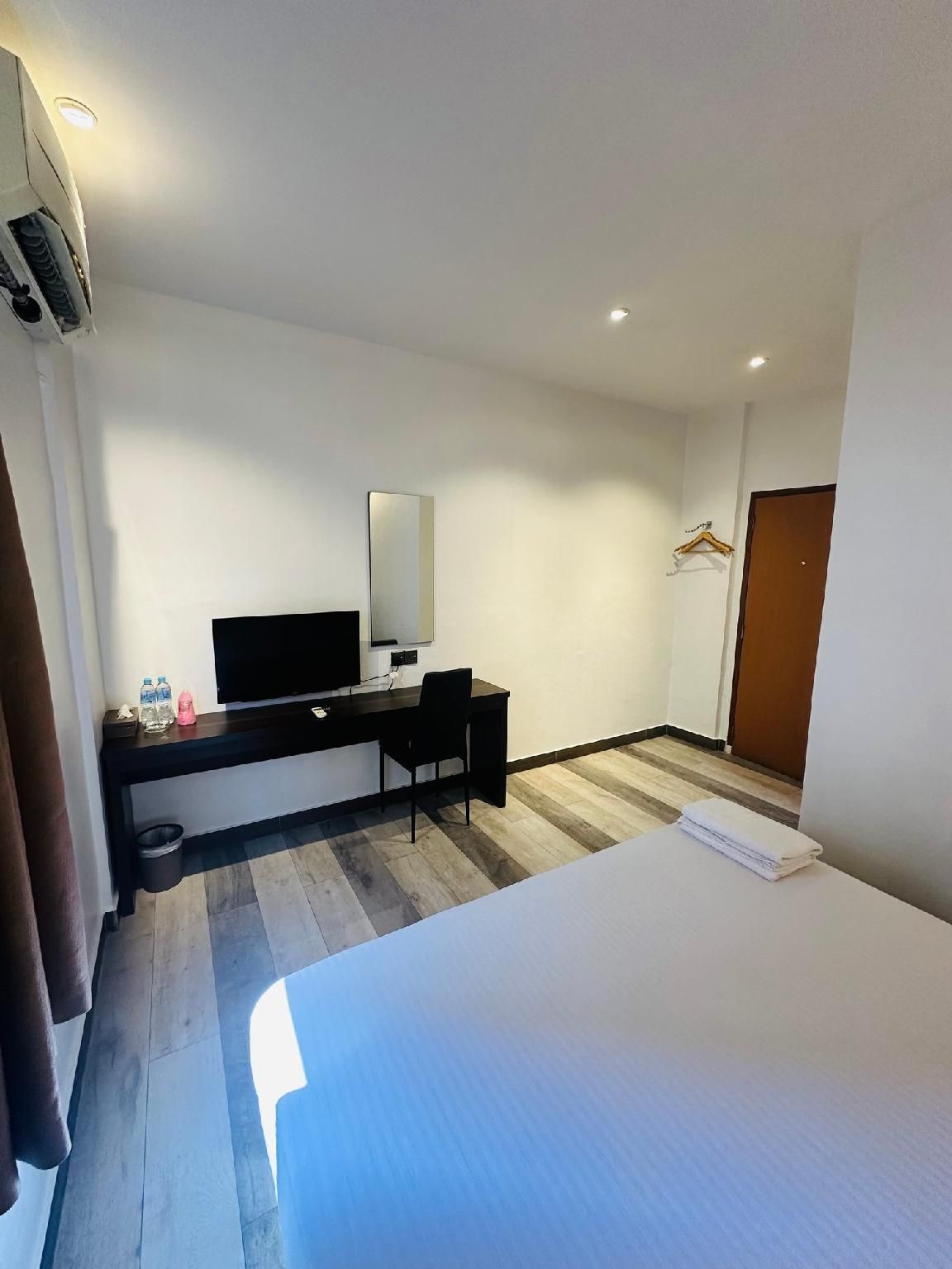 H3 Hotel Deluxe Room 3