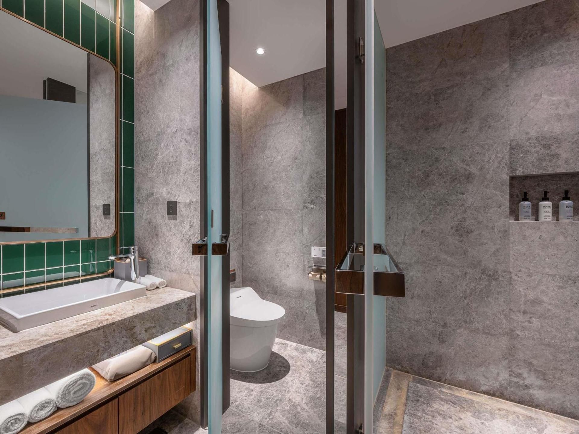 Novotel Shanghai Baoshan Jiusi Superior Room with two Single beds 3