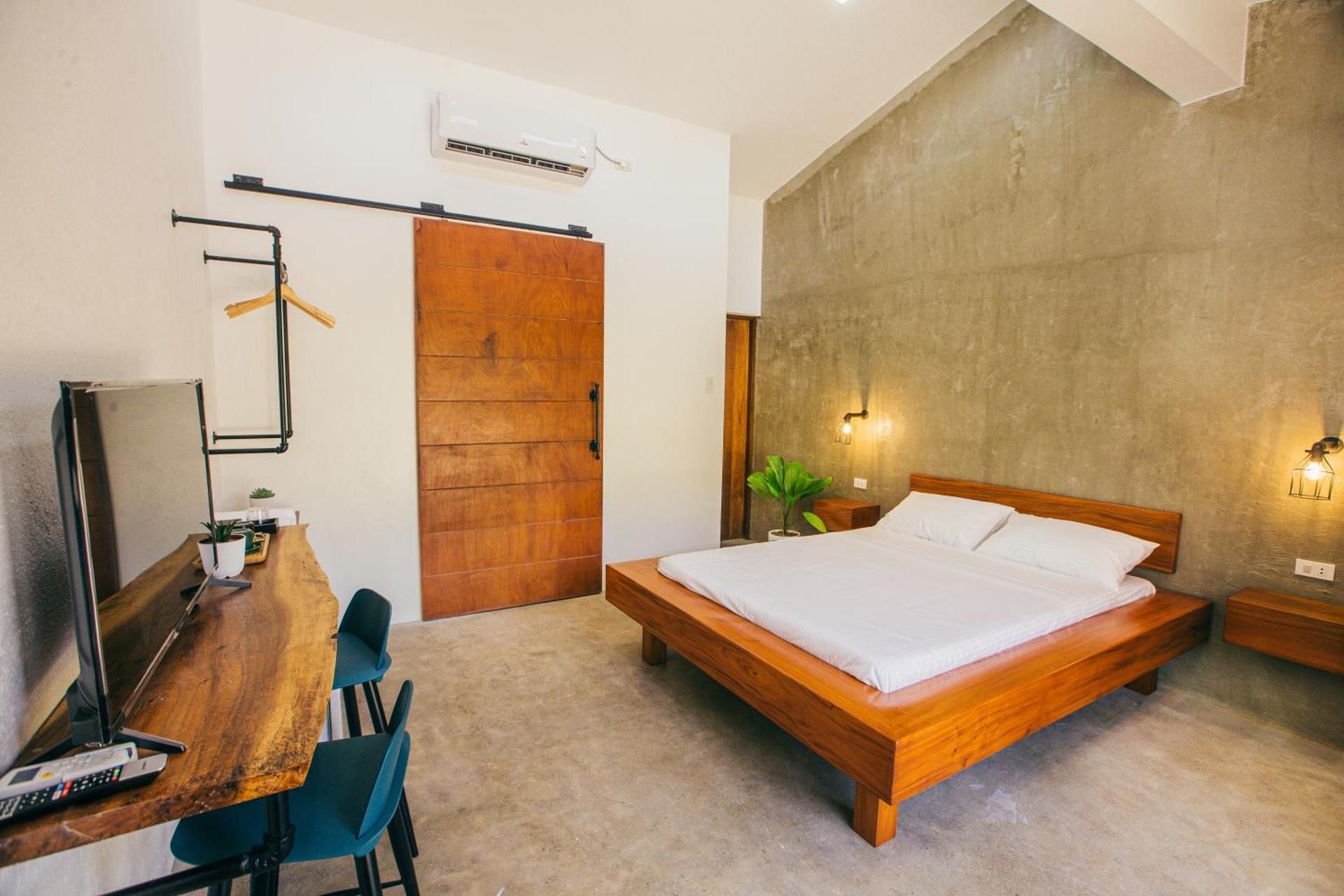 Summer Days Deluxe Queen Room 2