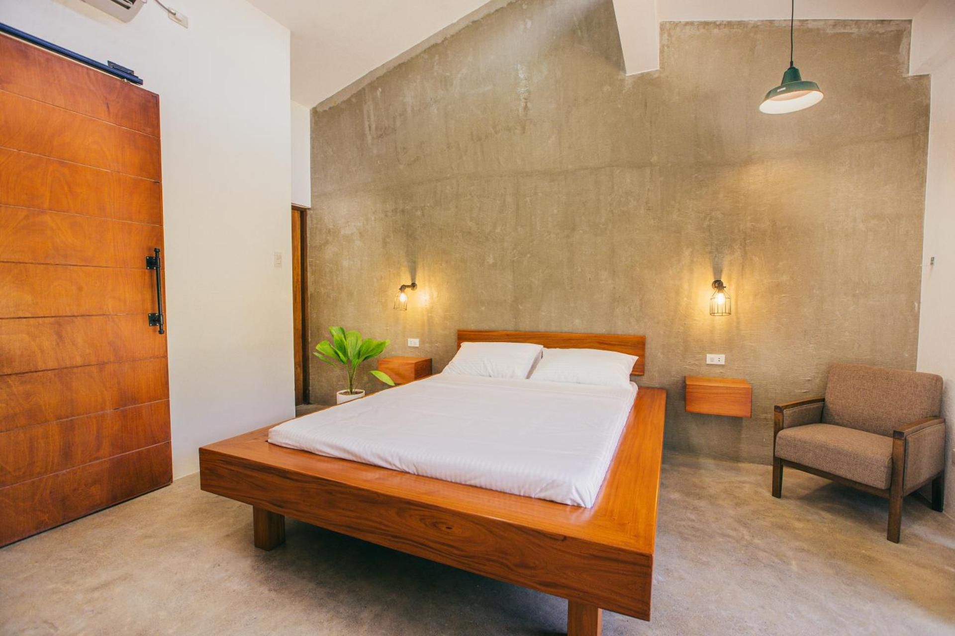 Summer Days Deluxe Queen Room