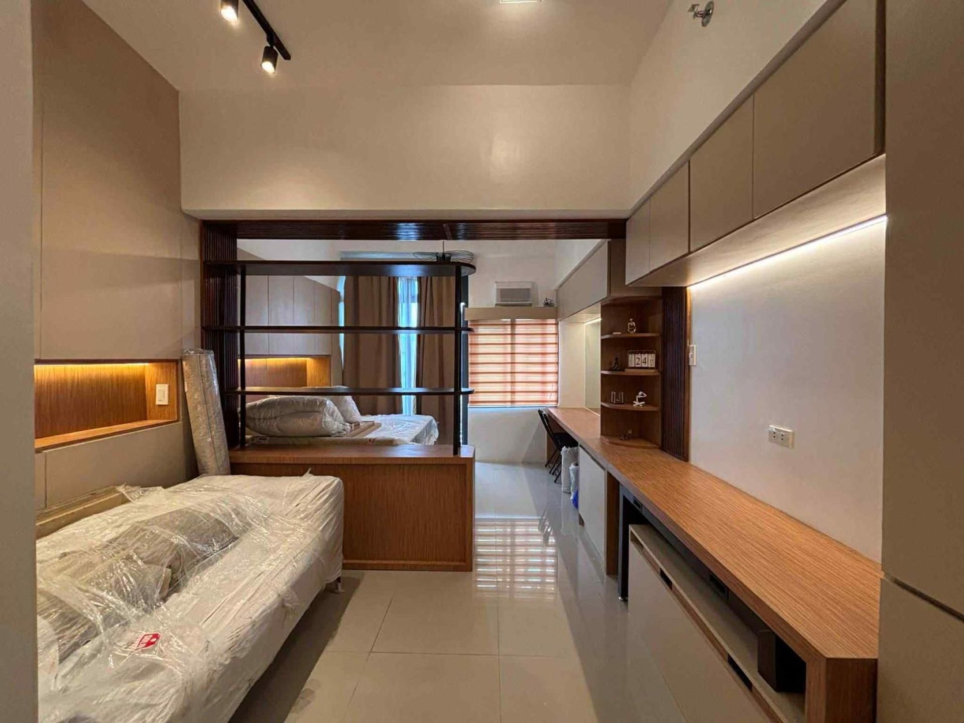 1-BR condo unit near Rockwell, Poblacion Deluxe One-Bedroom Apartment with City View 2