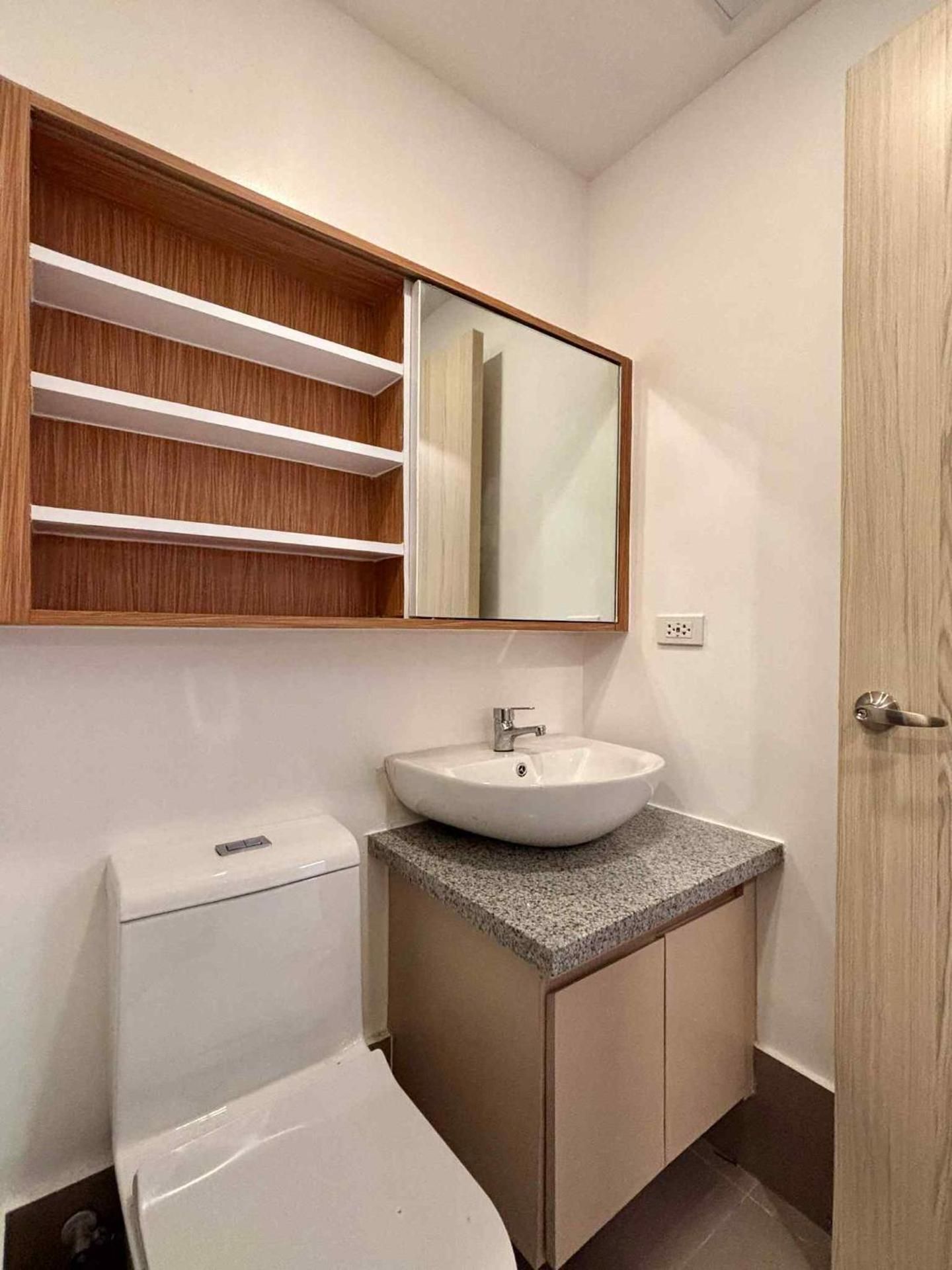 1-BR condo unit near Rockwell, Poblacion Deluxe One-Bedroom Apartment with City View 3