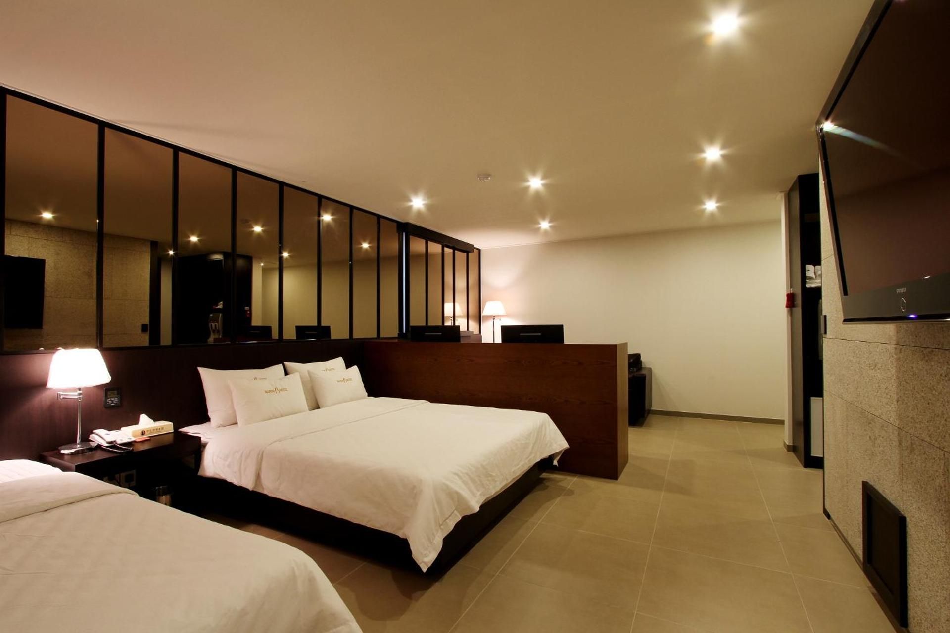 Bando Tourist Hotel Deluxe Twin Room 2