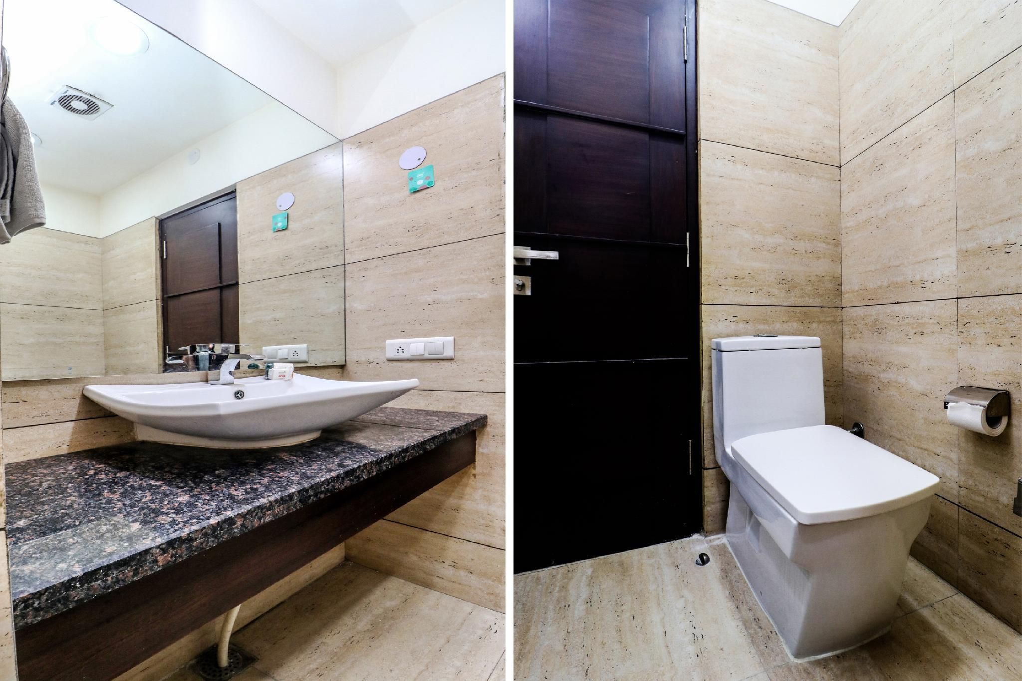 OYO 18810 Hotel Noor Mahal Deluxe Double or Twin 3