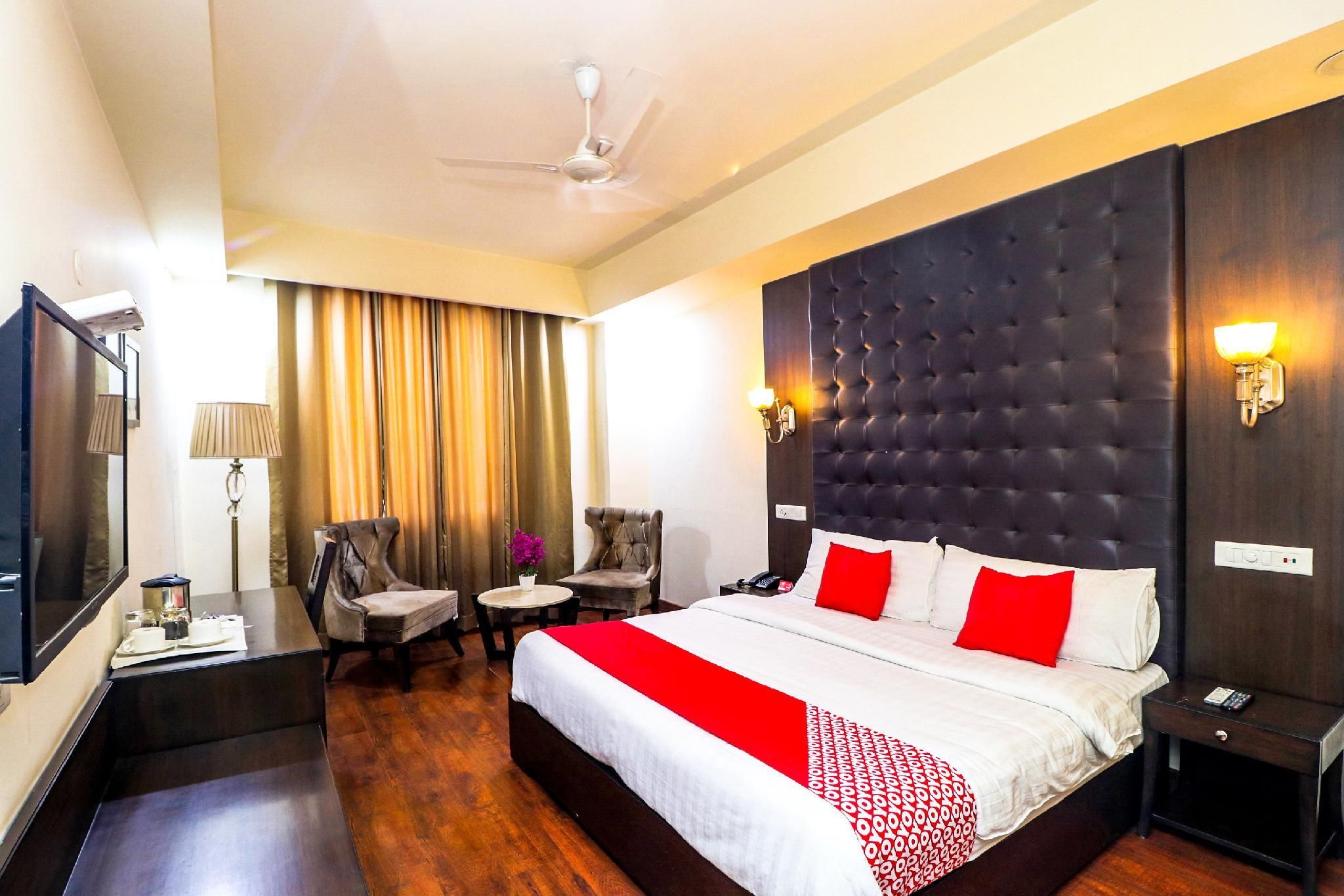 OYO 18810 Hotel Noor Mahal Deluxe Double or Twin 2