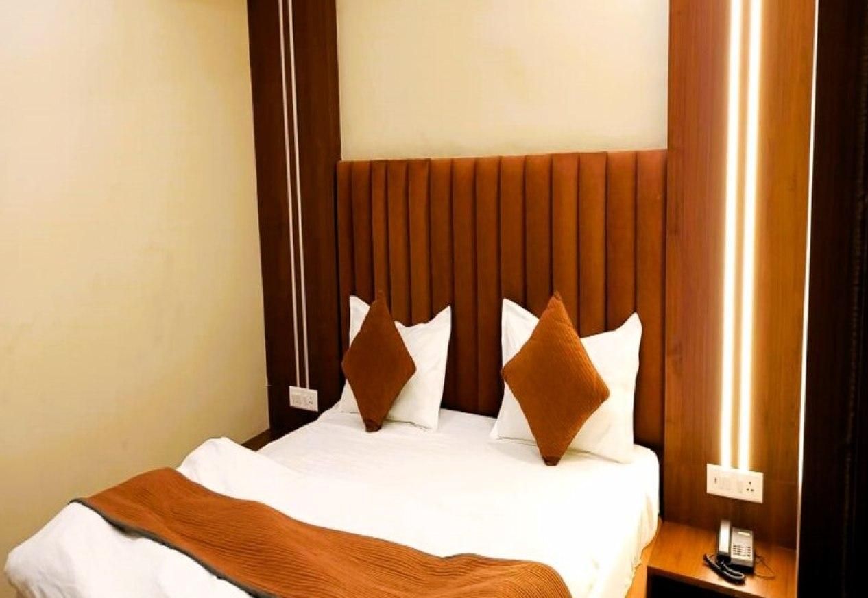 New Navodaya Sarovar Deluxe Double Room
