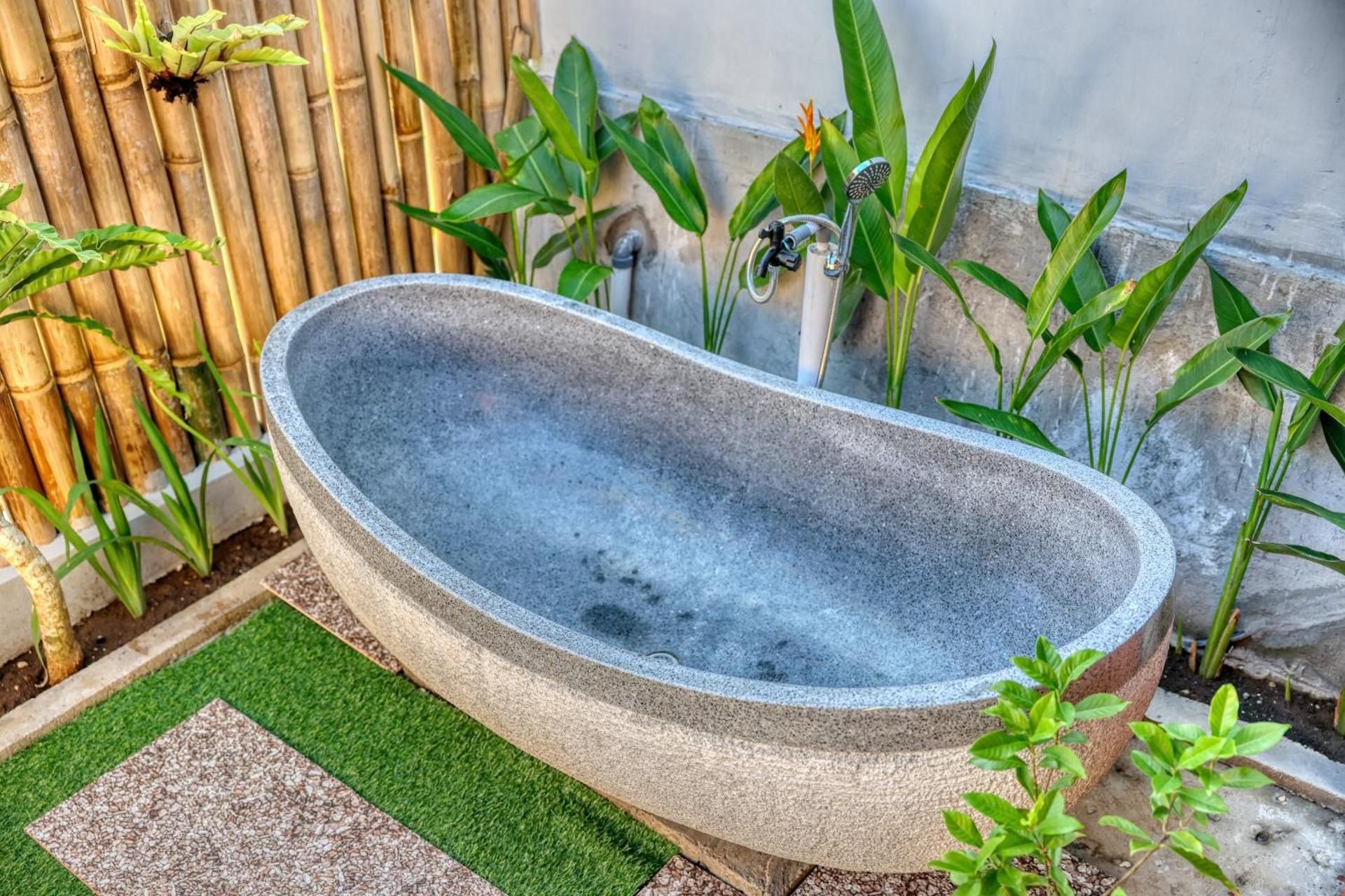 Rostin Mesari Villa Wooden Deluxe Room with Private Bathroom 2