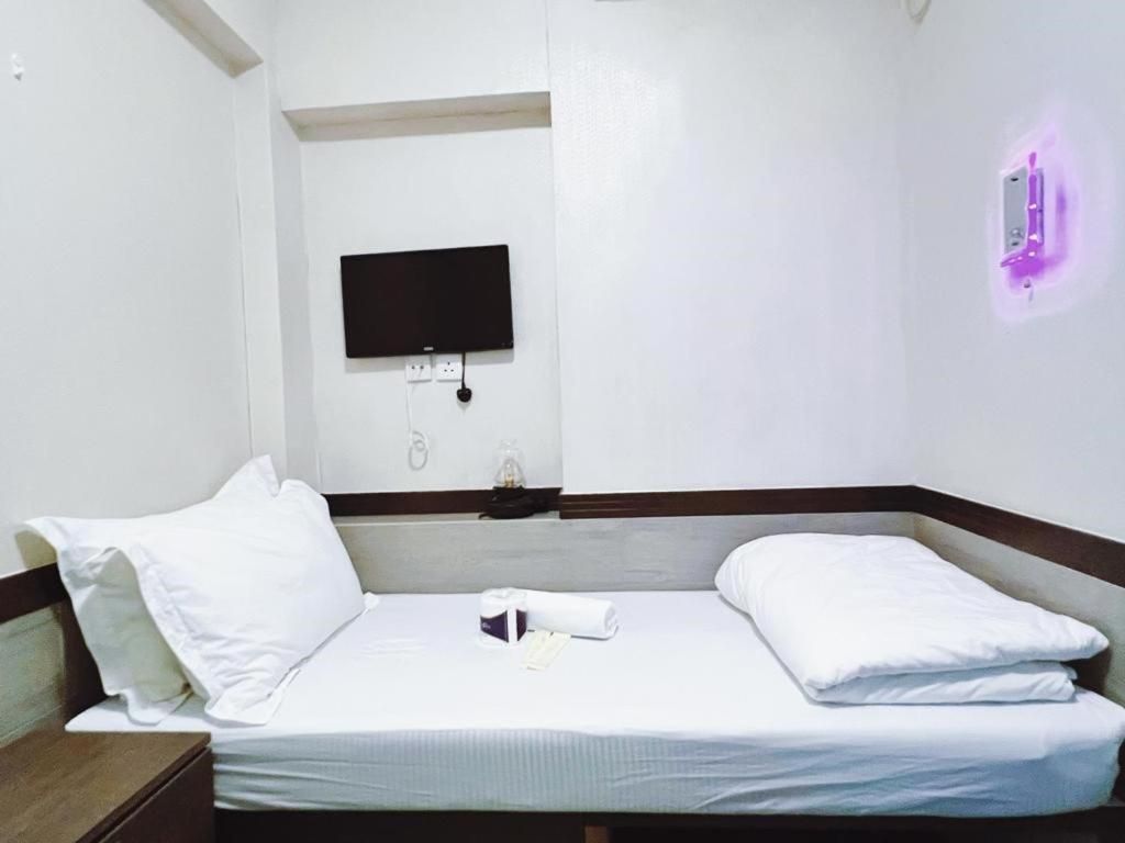 Island Inn Single Room 2