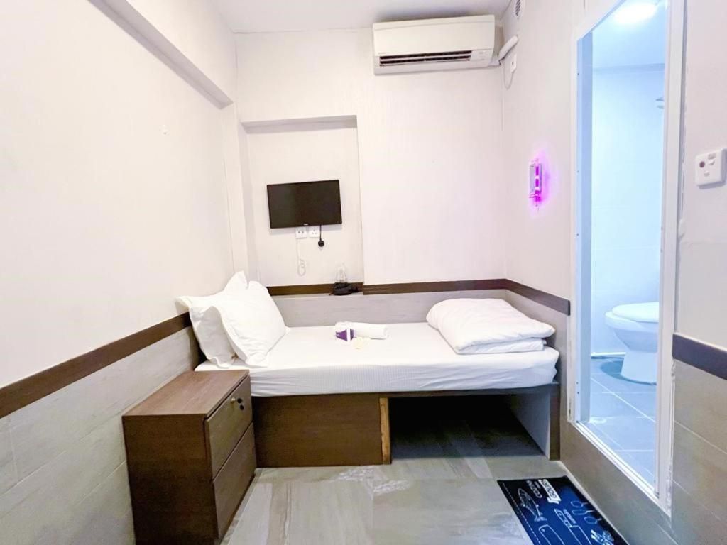 Island Inn Single Room 3