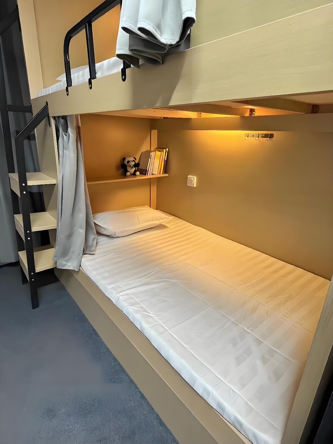 Bed in 6-Bed Female Dormitory Room - Shared Bathroom