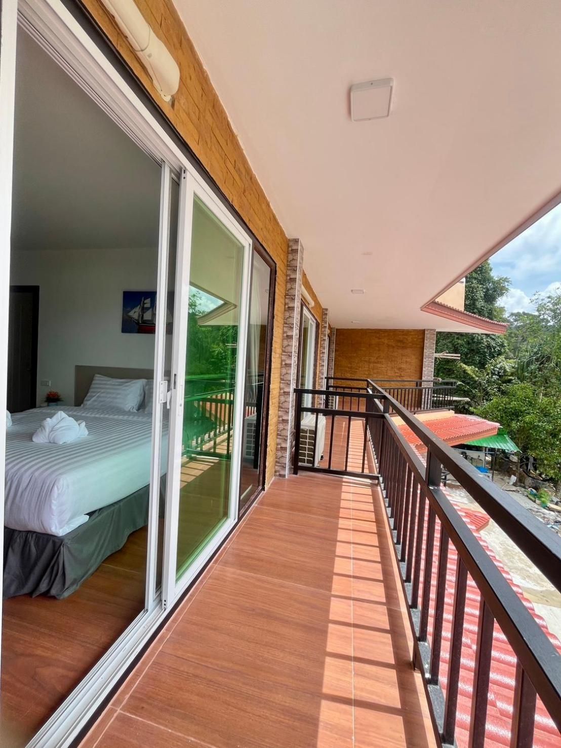 Lucky 9 Airport Hotel Phuket Double Room with Patio 3