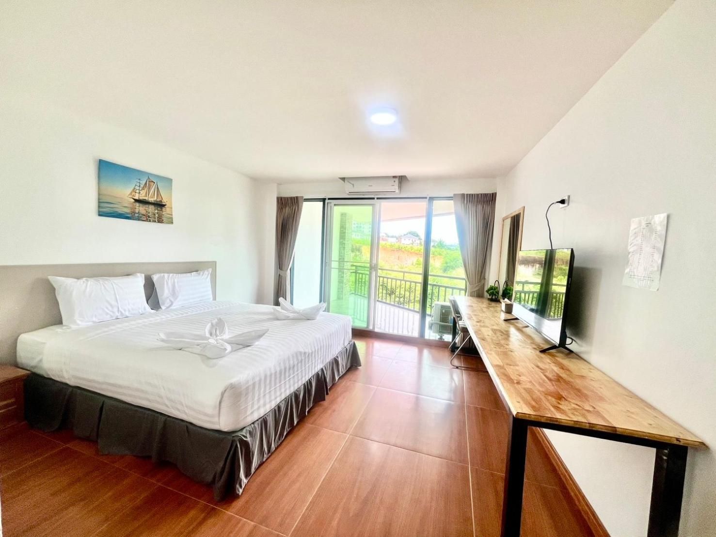 Lucky 9 Airport Hotel Phuket Double Room with Patio 2