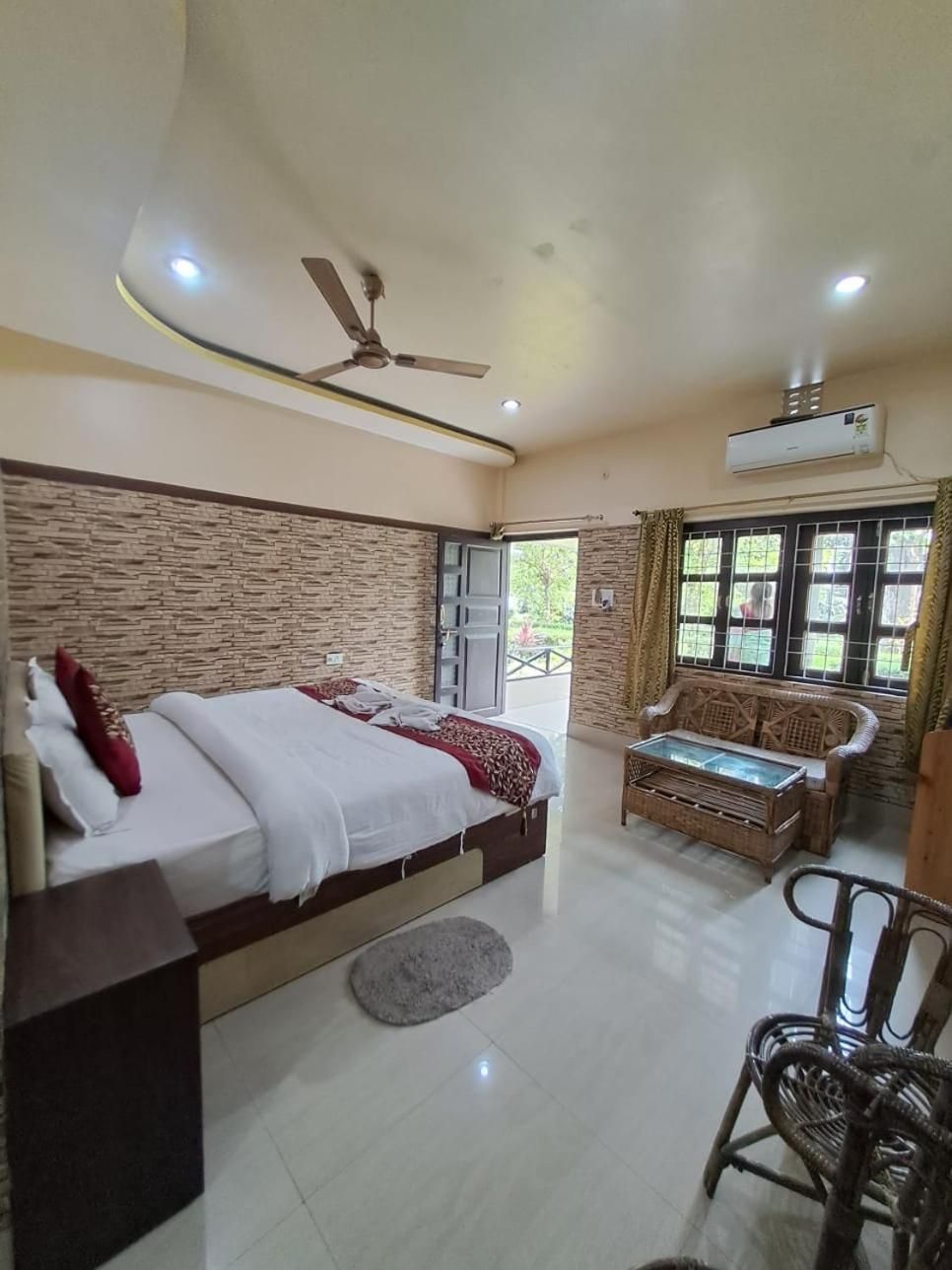 Tuskers Den Forest Resort Deluxe Room with 1 King Bed
