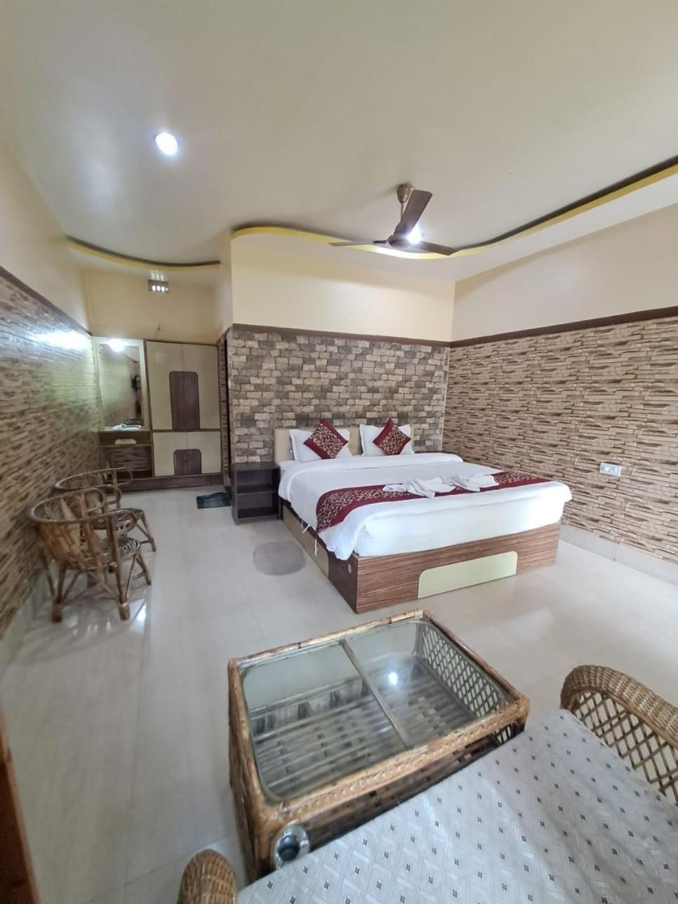 Tuskers Den Forest Resort Deluxe Room with 1 King Bed 2