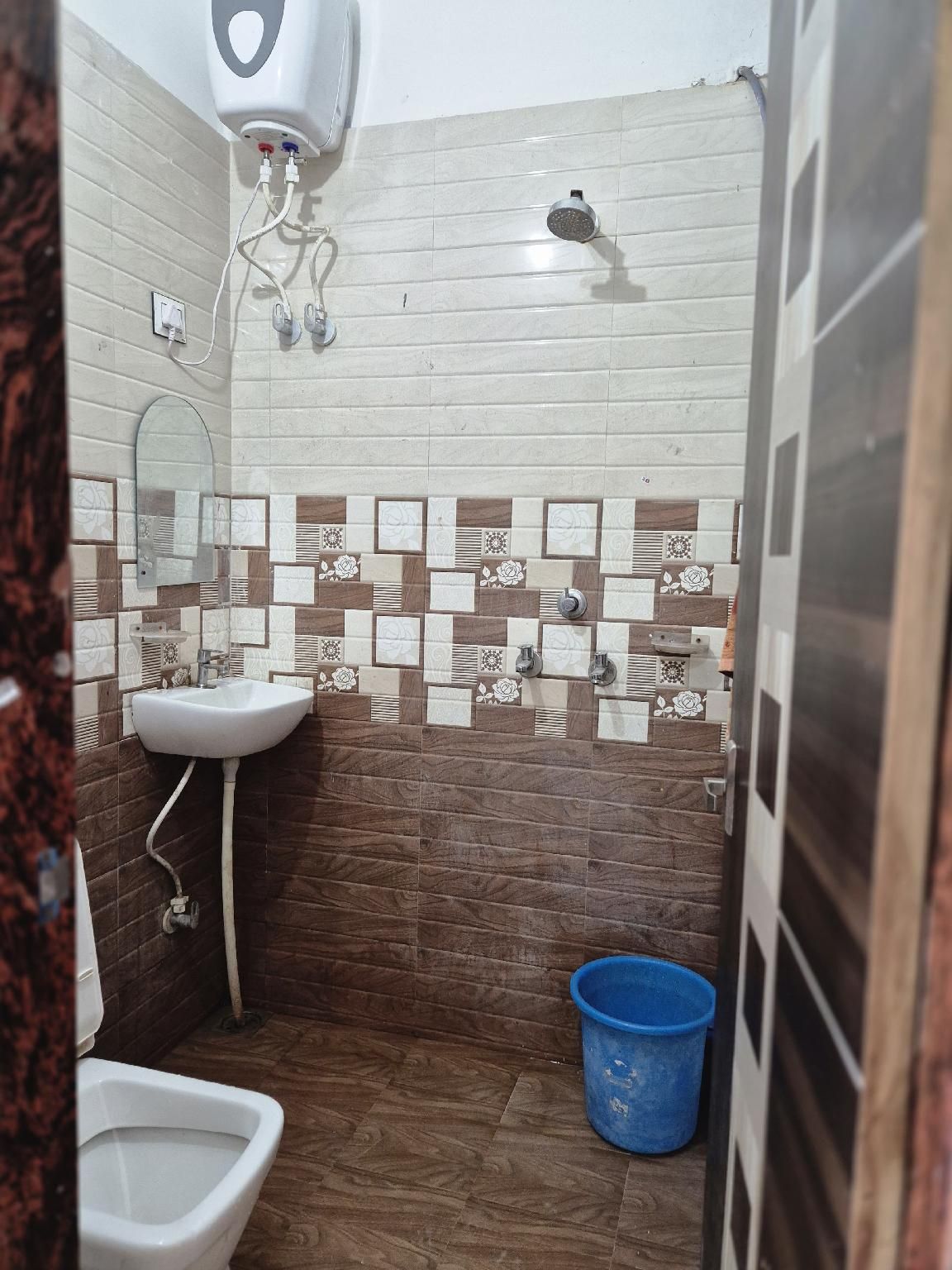 Shyam Niwas Guest House Deluxe AC Room 4