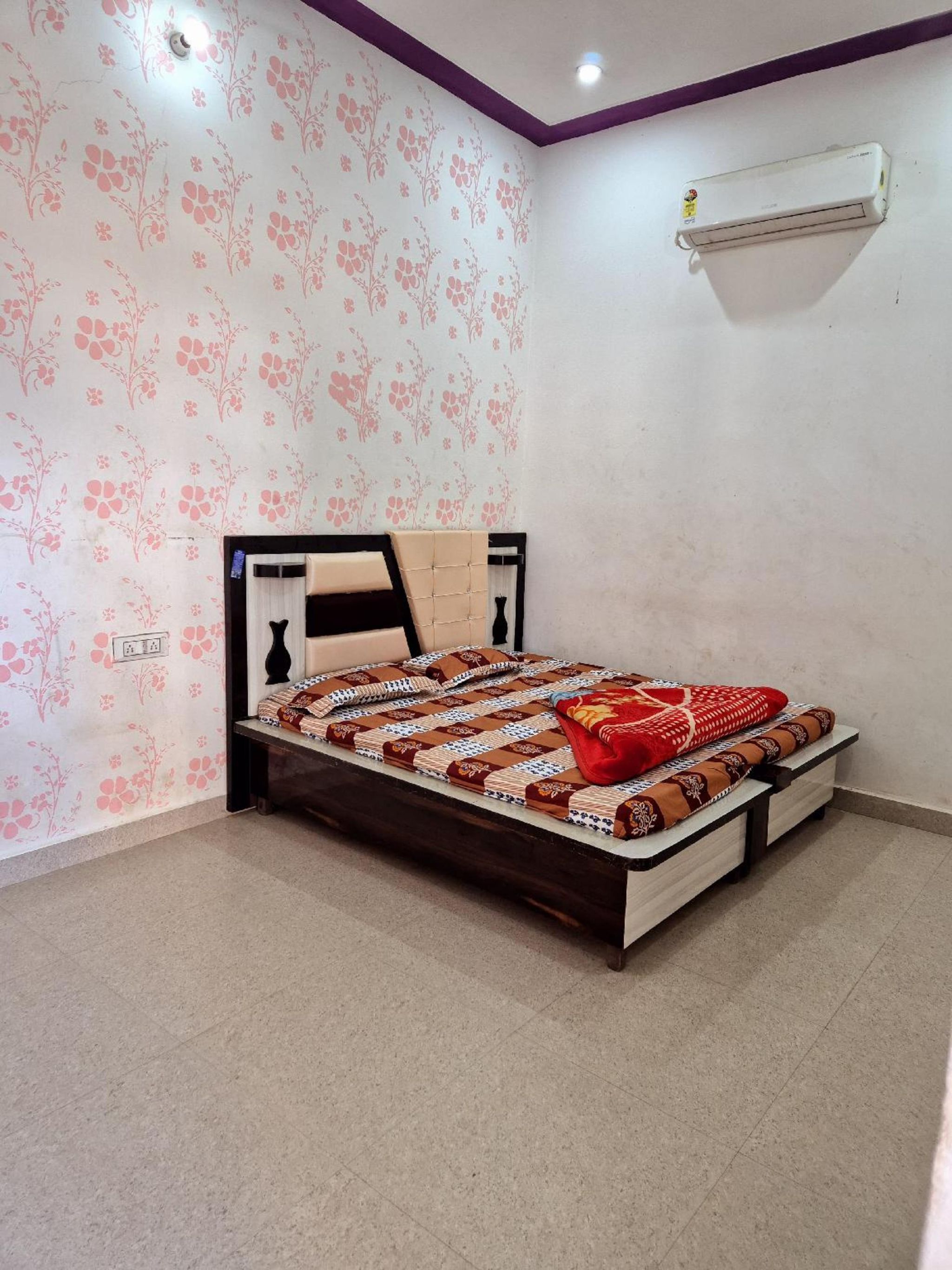 Shyam Niwas Guest House Deluxe AC Room 5