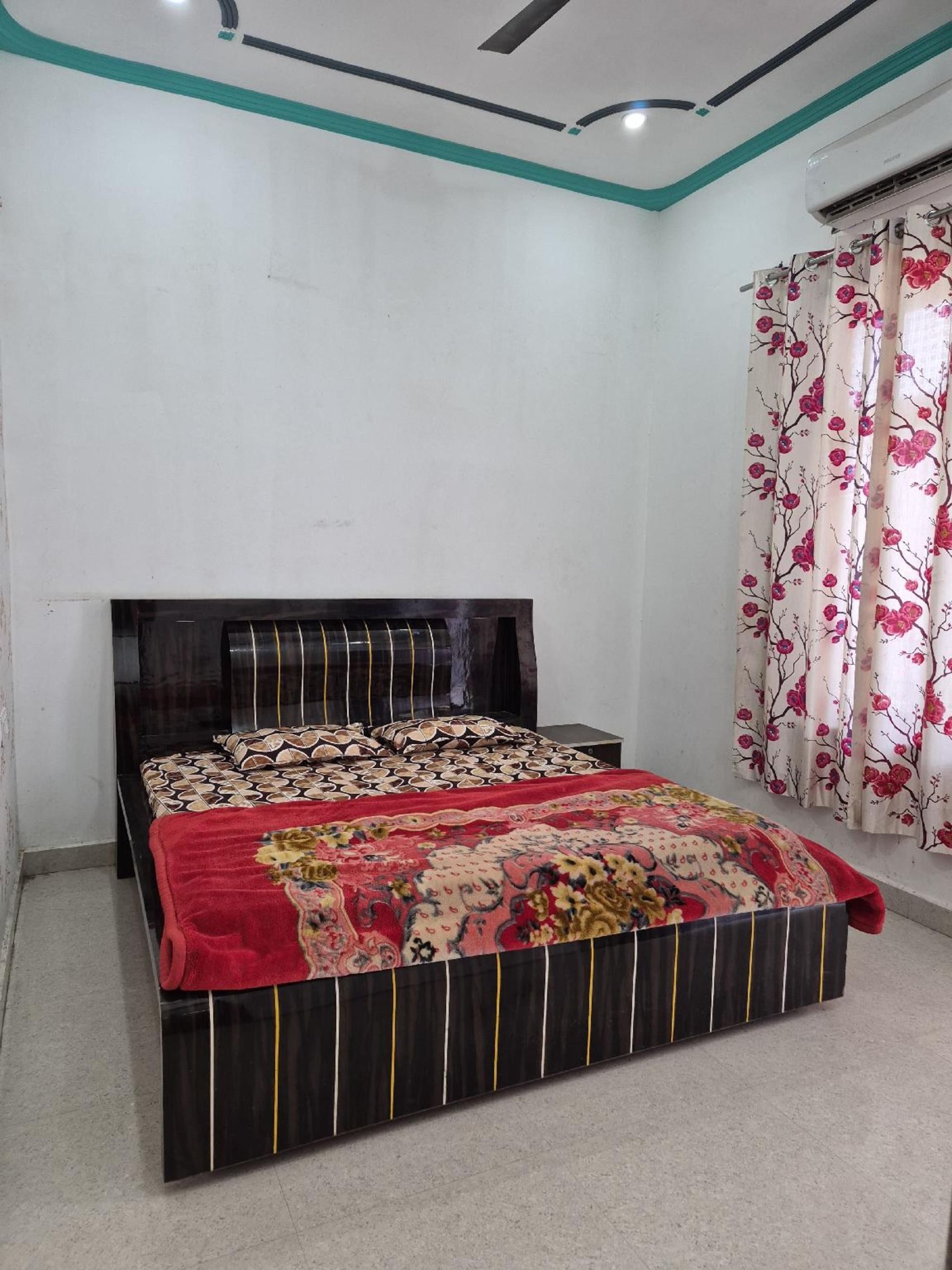 Shyam Niwas Guest House Deluxe AC Room 3
