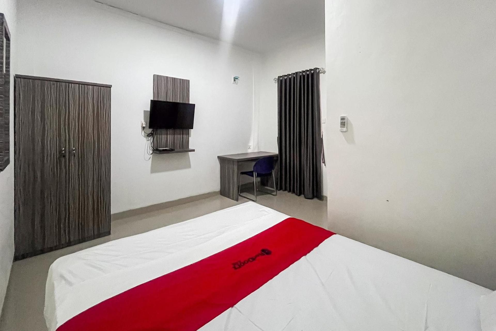 RedDoorz Plus near Tembesi Batu Aji Batam Deluxe Room