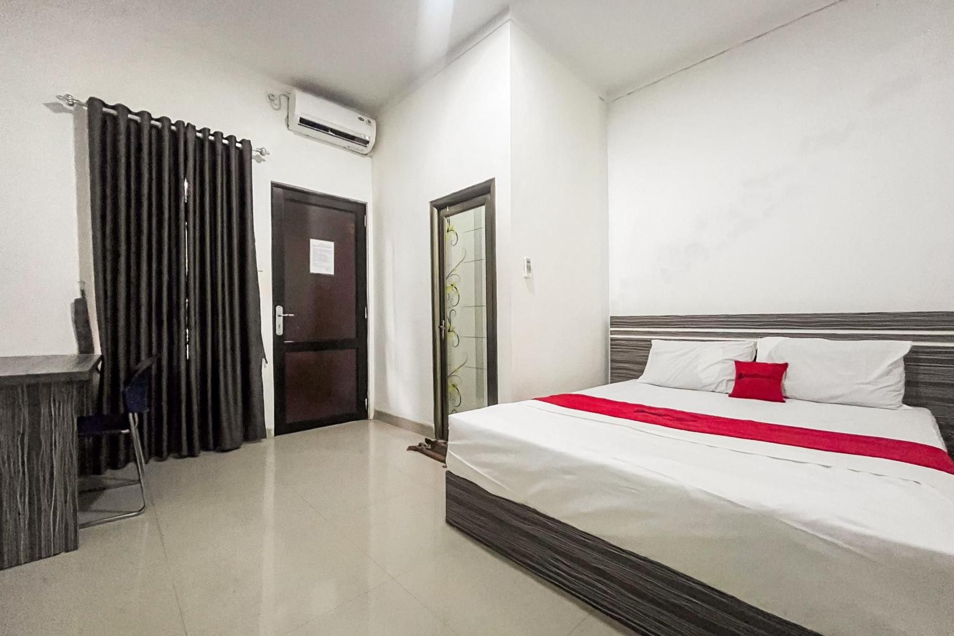 RedDoorz Plus near Tembesi Batu Aji Batam Deluxe Room 2