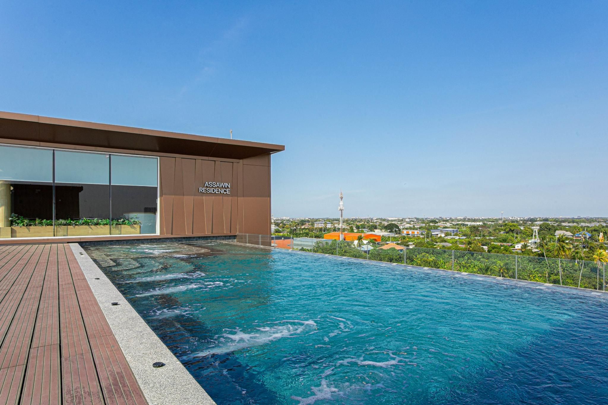 Swimming pool [outdoor]