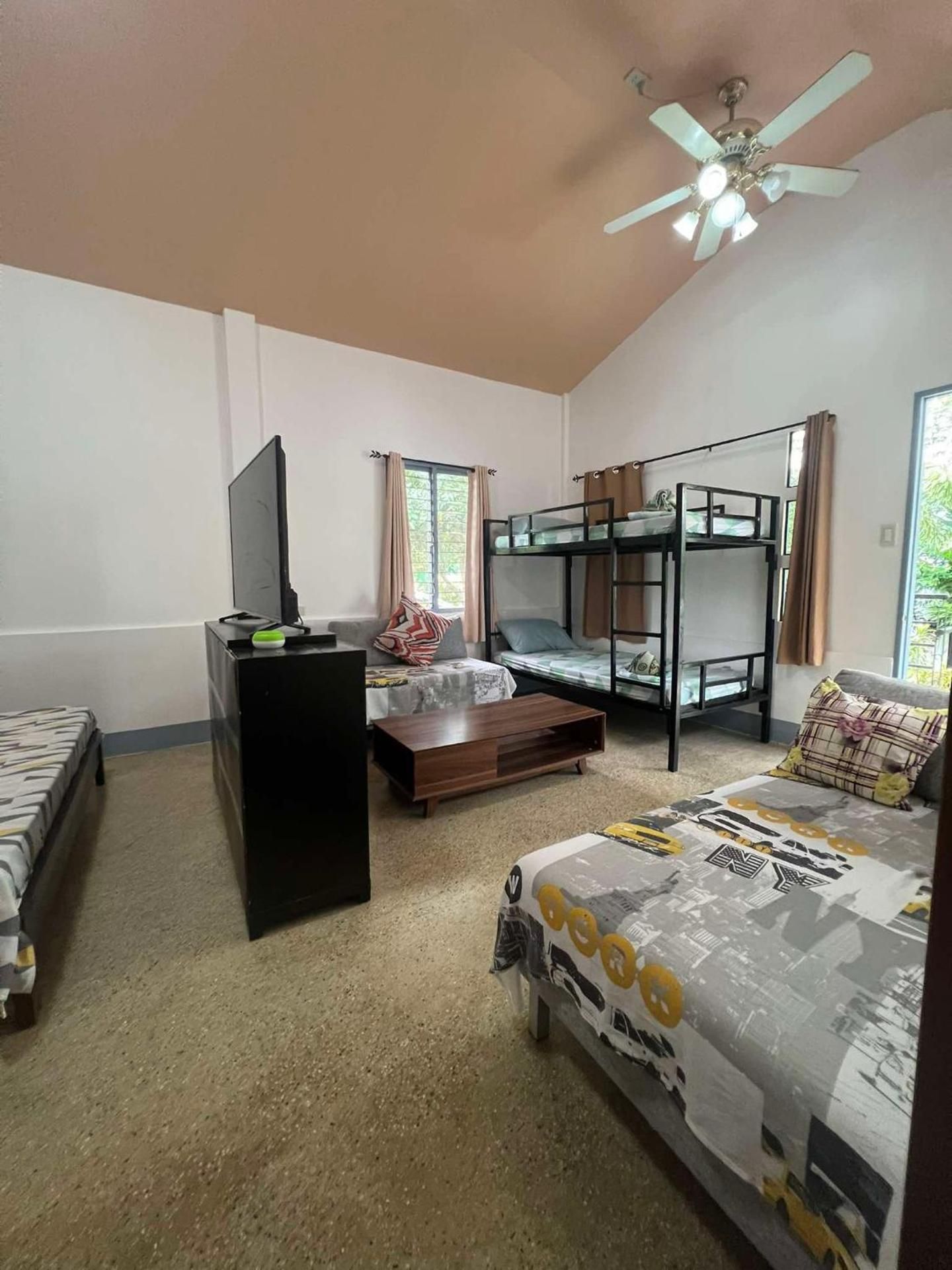 Ice Bear Bar & Tourist Inn Family Room with Terrace 2