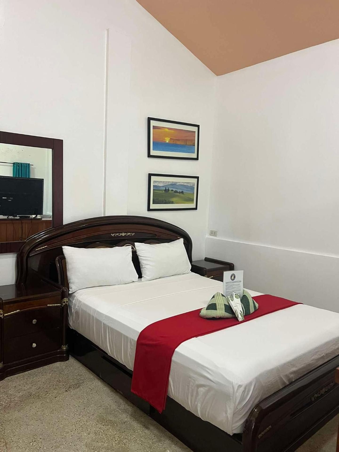 Ice Bear Bar & Tourist Inn Deluxe Bungalow