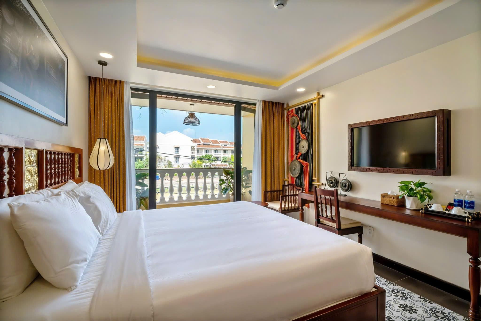 Hoi An old town riverside workation paradise Deluxe River View King Room with Balcony