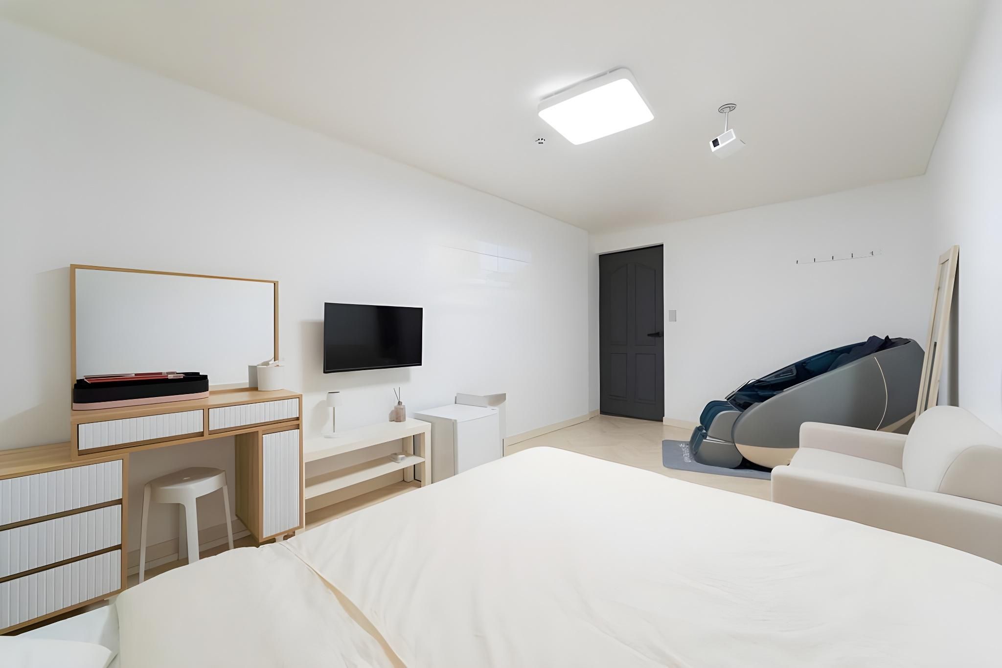 Apr / 2 Person Room / Beam Projector / Massage Chair