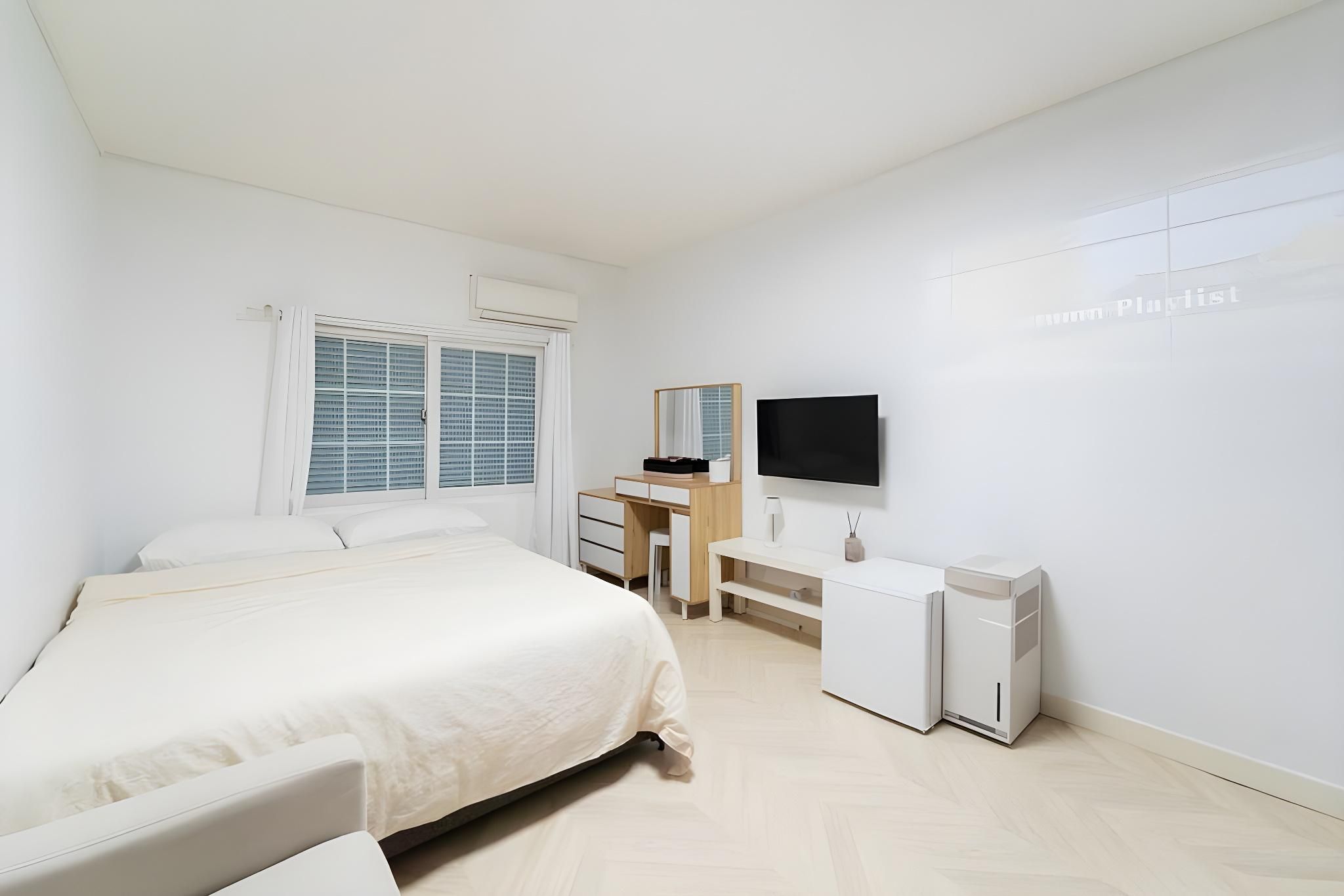 Apr / 2 Person Room / Beam Projector / Massage Chair