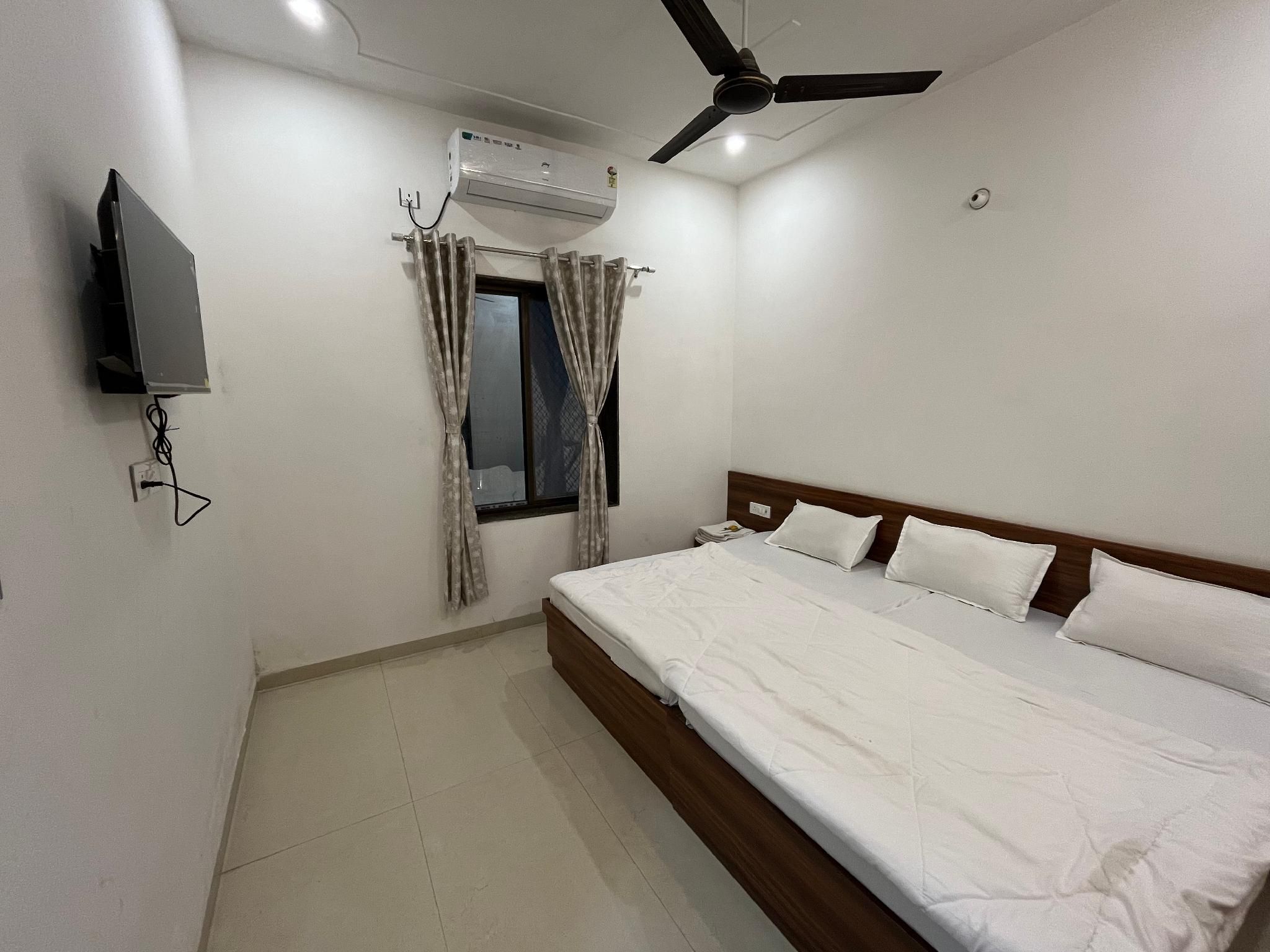 Hotel Shri Raghuvansh Triple Deluxe 2