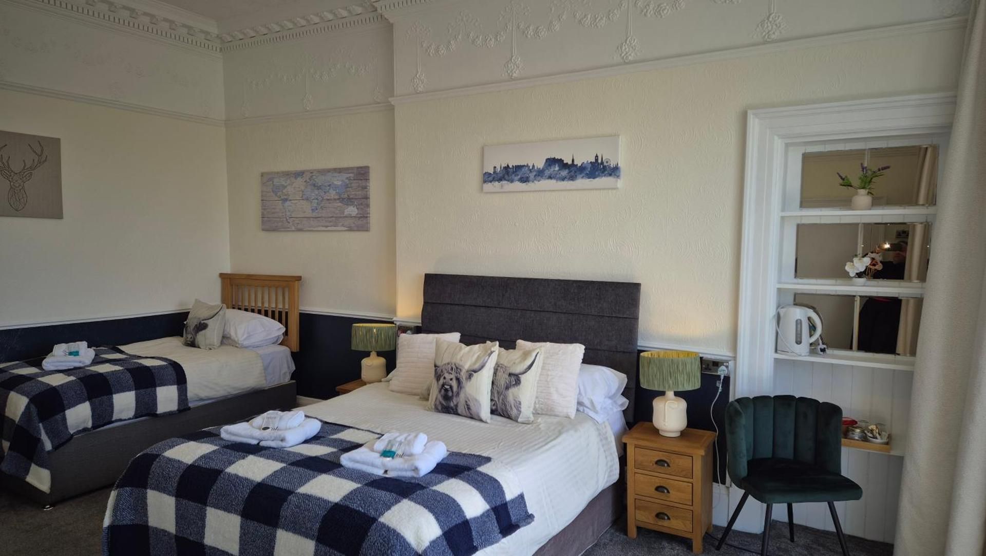 Brig O'Doon Guest House Triple Room with City View 2