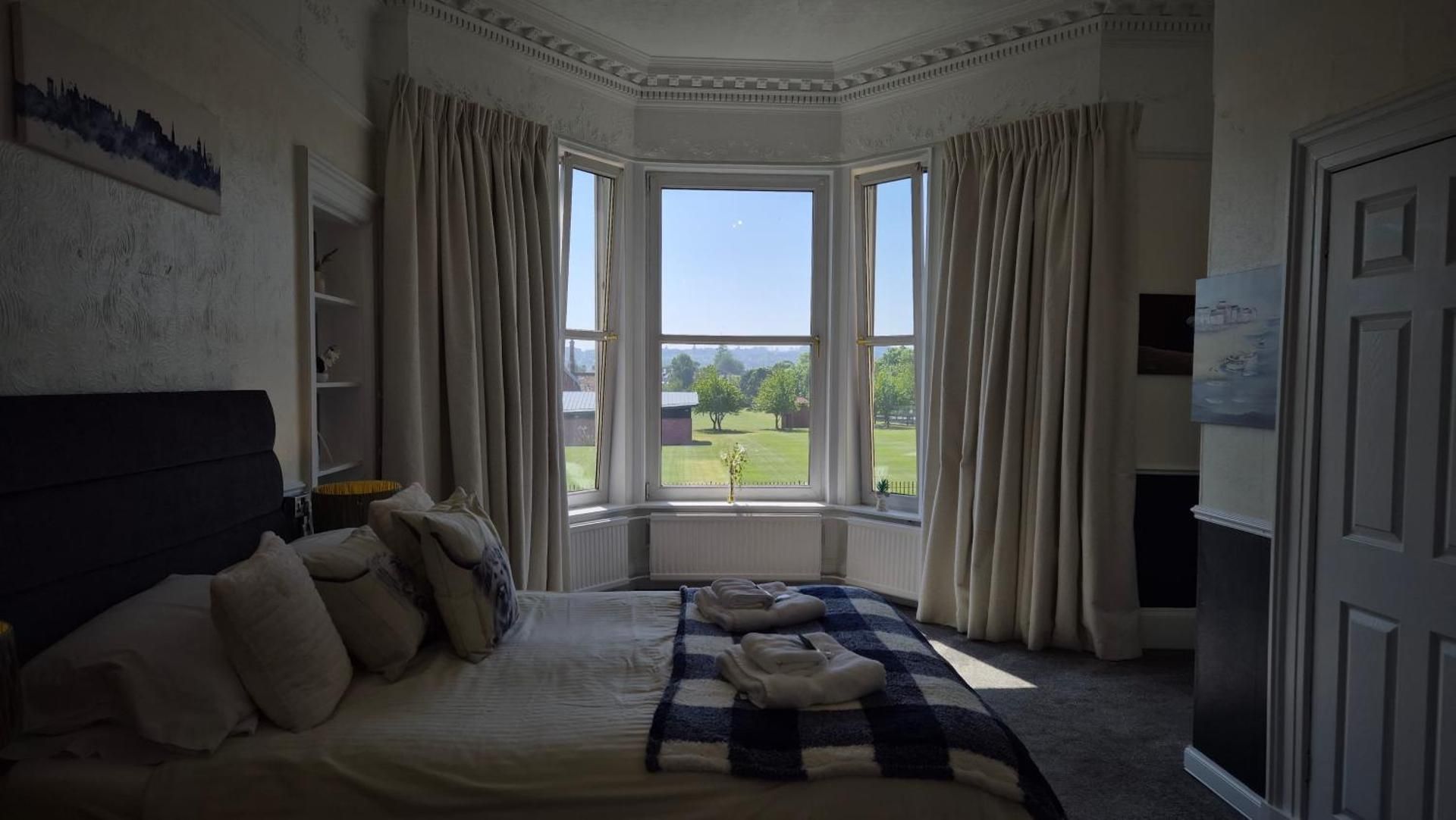 Brig O'Doon Guest House Triple Room with City View 3