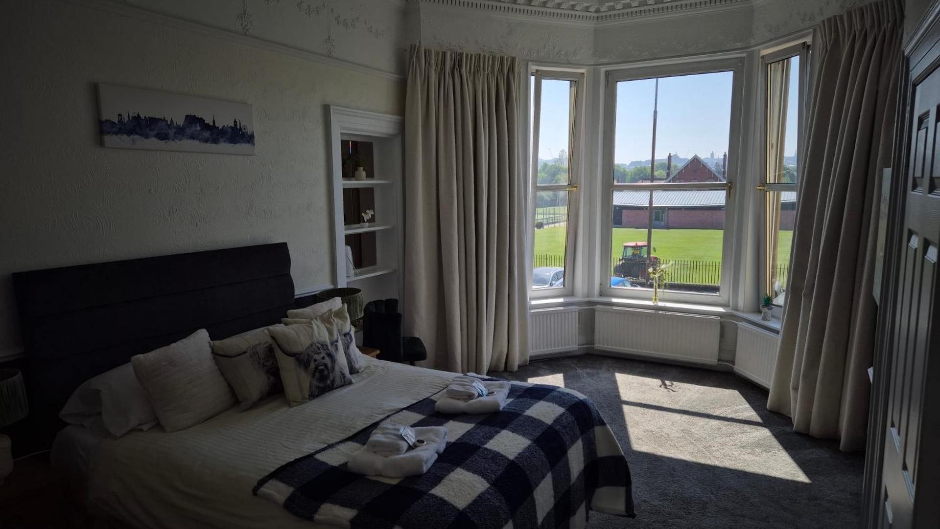 Brig O'Doon Guest House Triple Room with City View