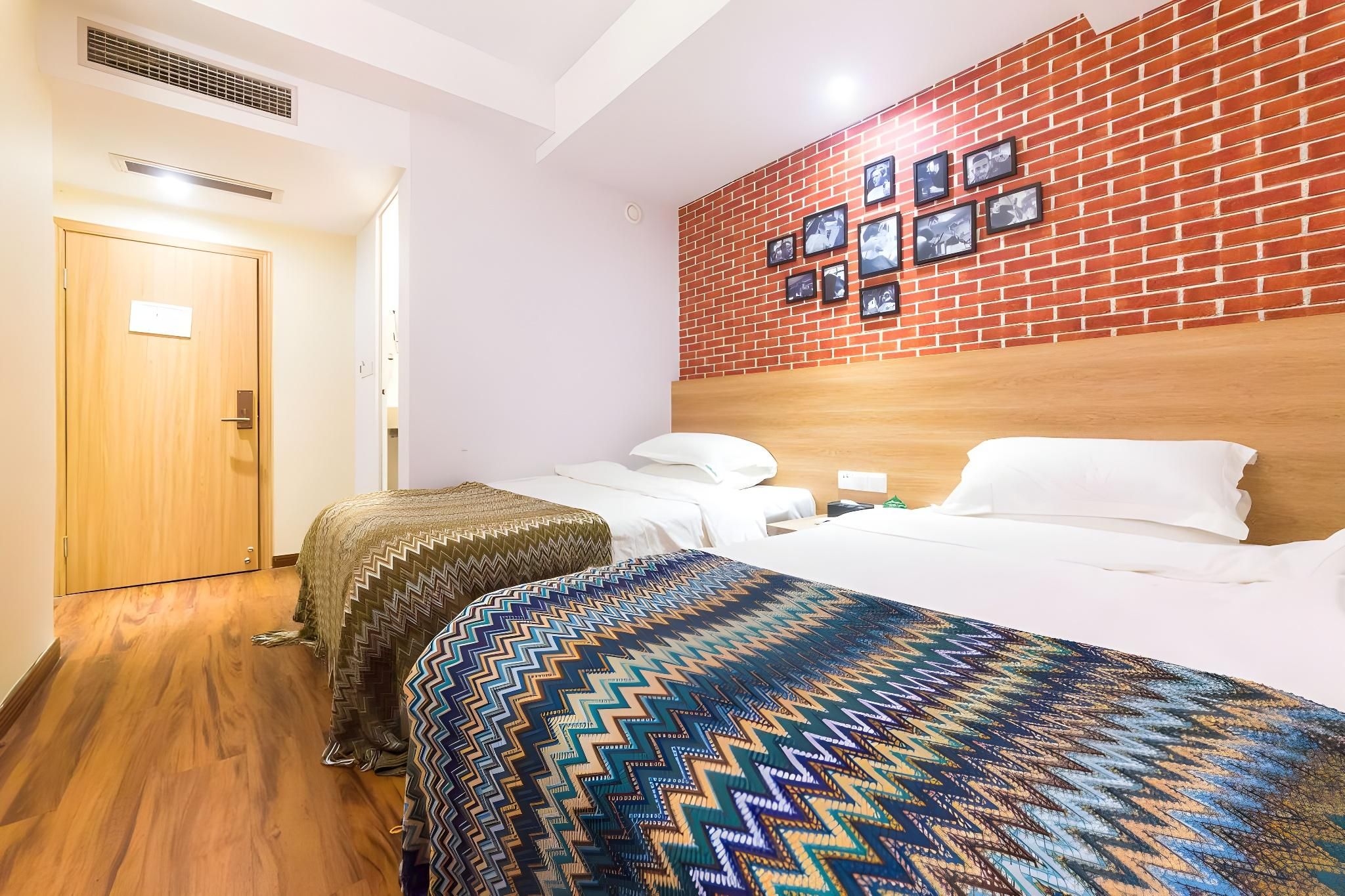 Youth Hostel in the City of Settlement Standard Twin Room for 2 People with 2 Single Beds - Non-Smoking