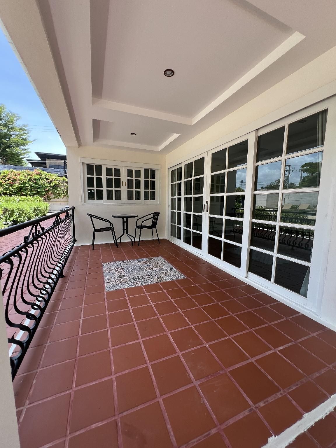 1 Bedroom Apartment with Pool View