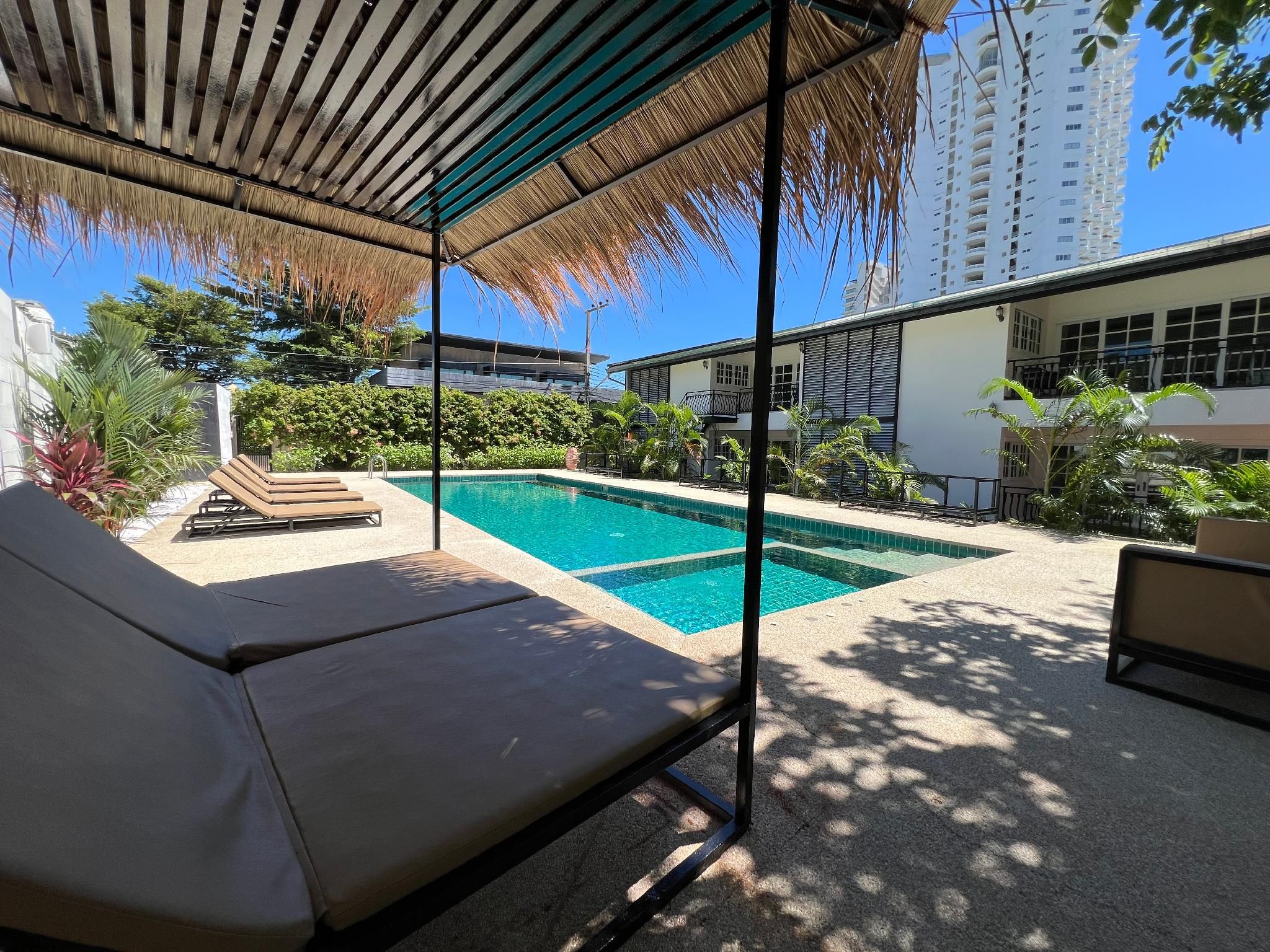 Swimming pool [outdoor]