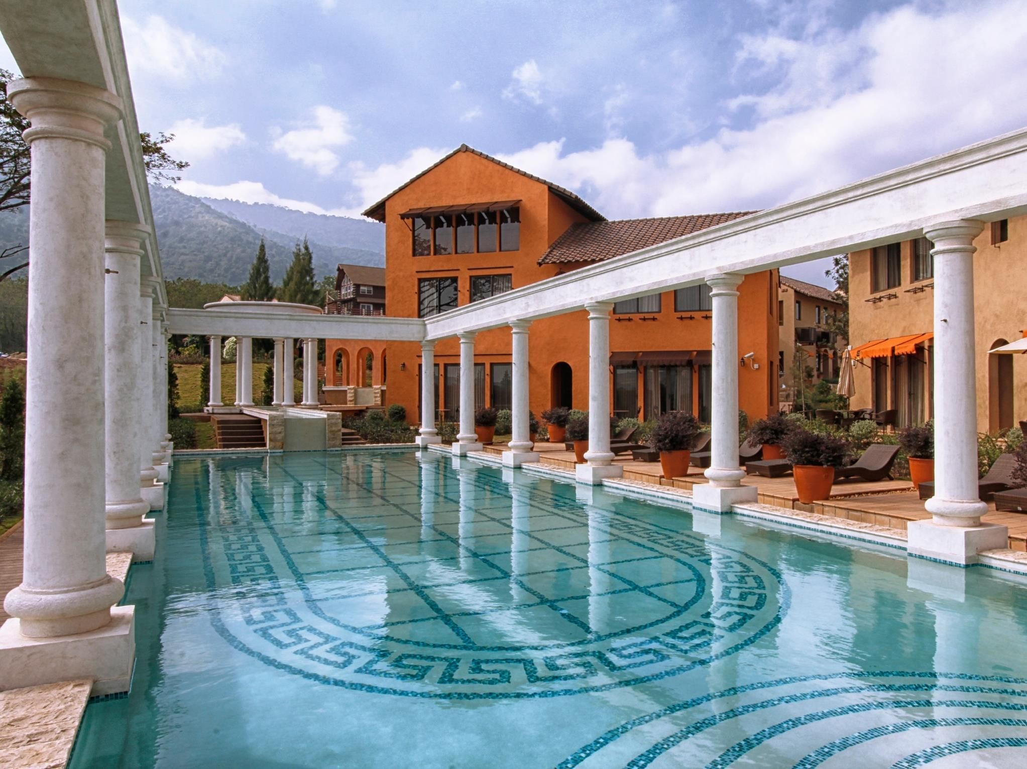 Swimming pool [outdoor]