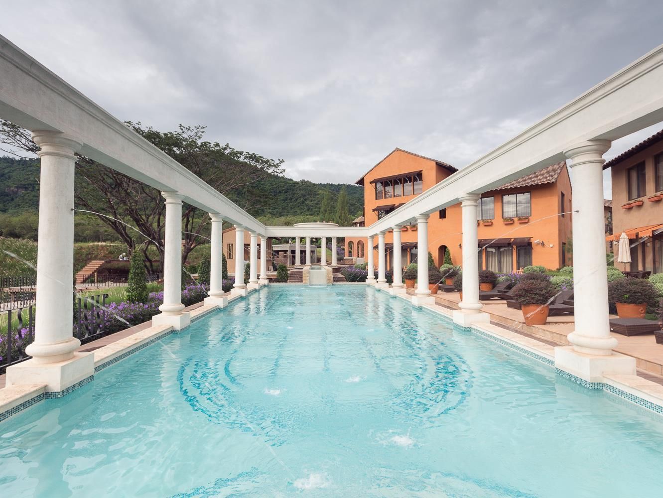 Swimming pool [outdoor]