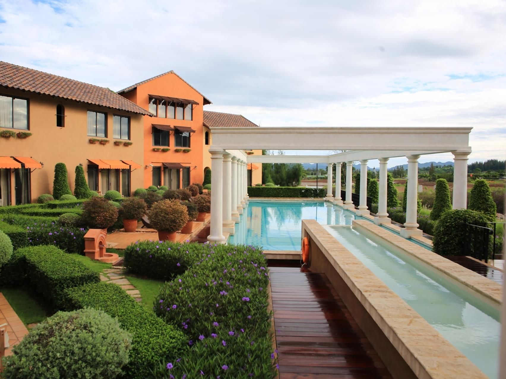 Swimming pool [outdoor]