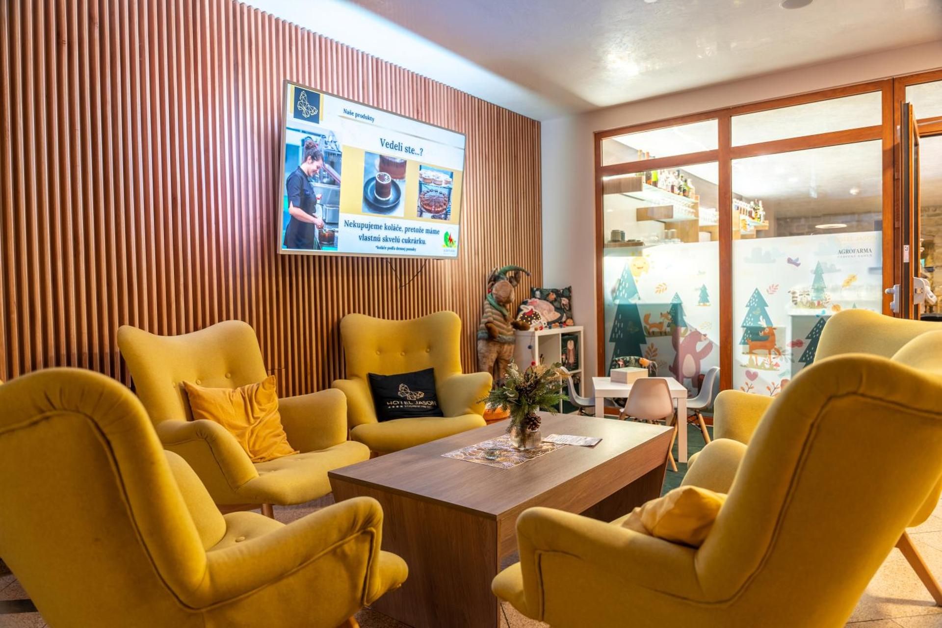 Shared lounge/TV area