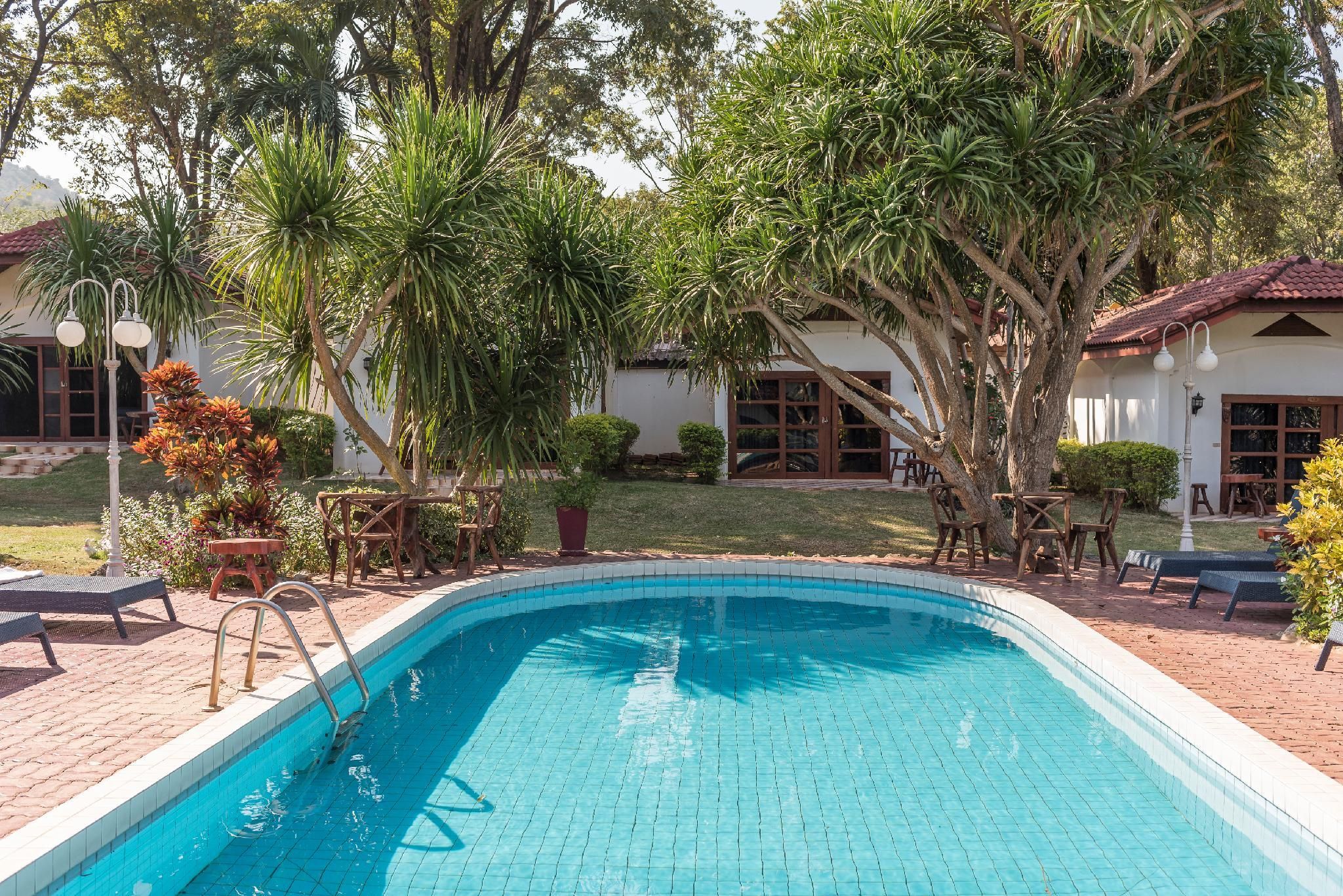 Swimming pool [outdoor]