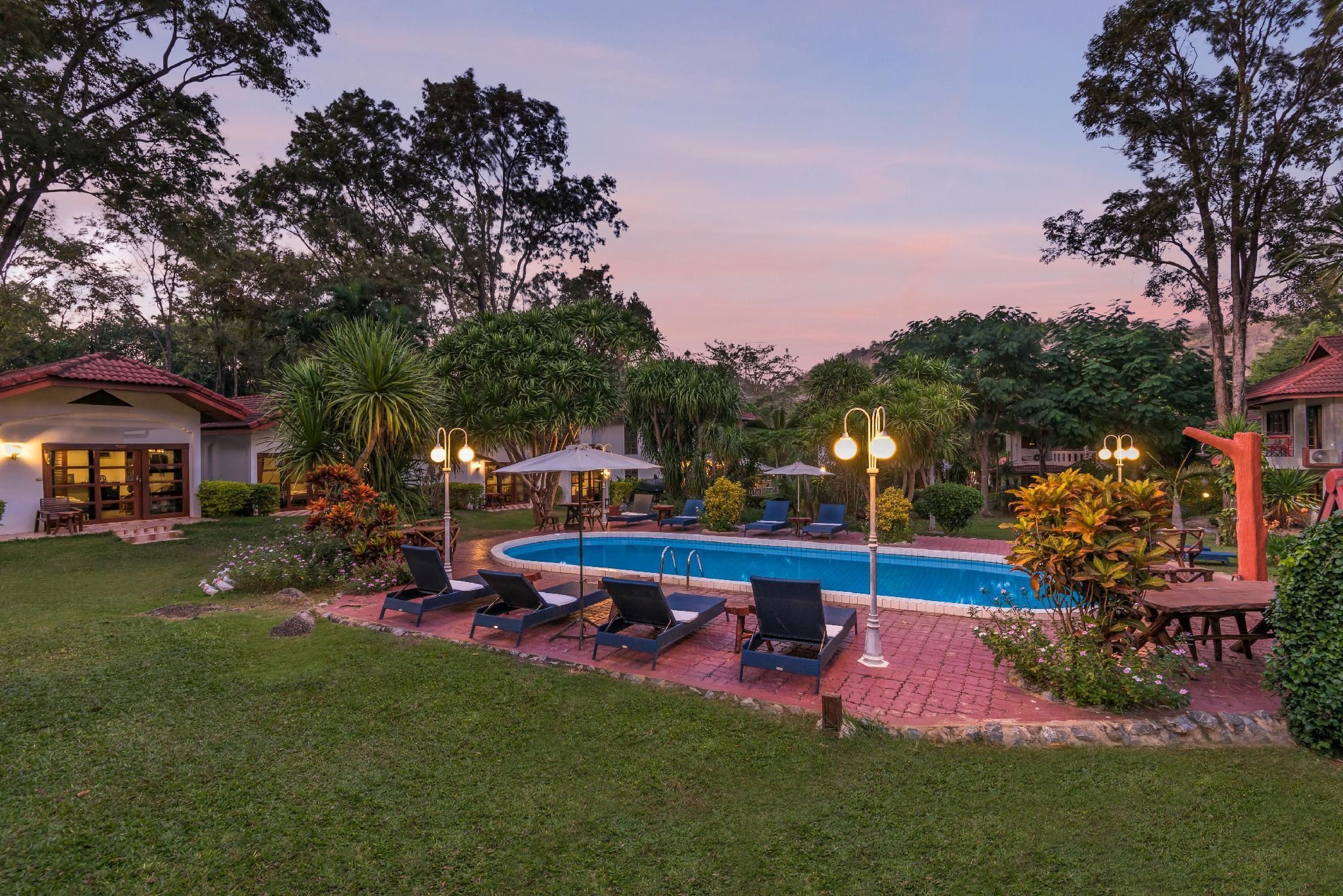 Swimming pool [outdoor]