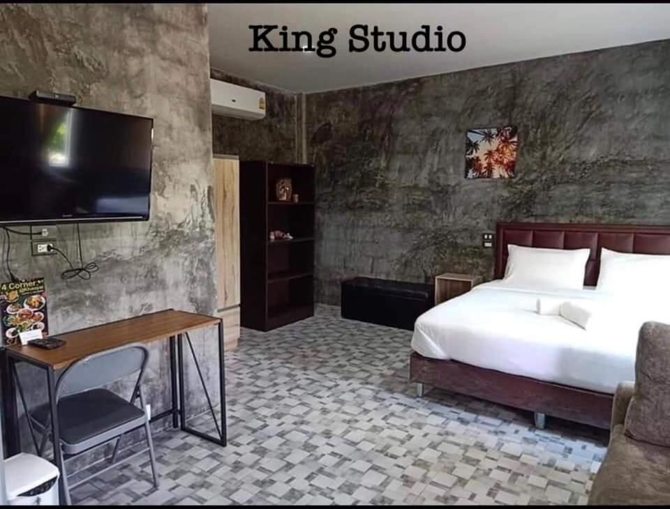 4 Corner Khaoyai King Studio