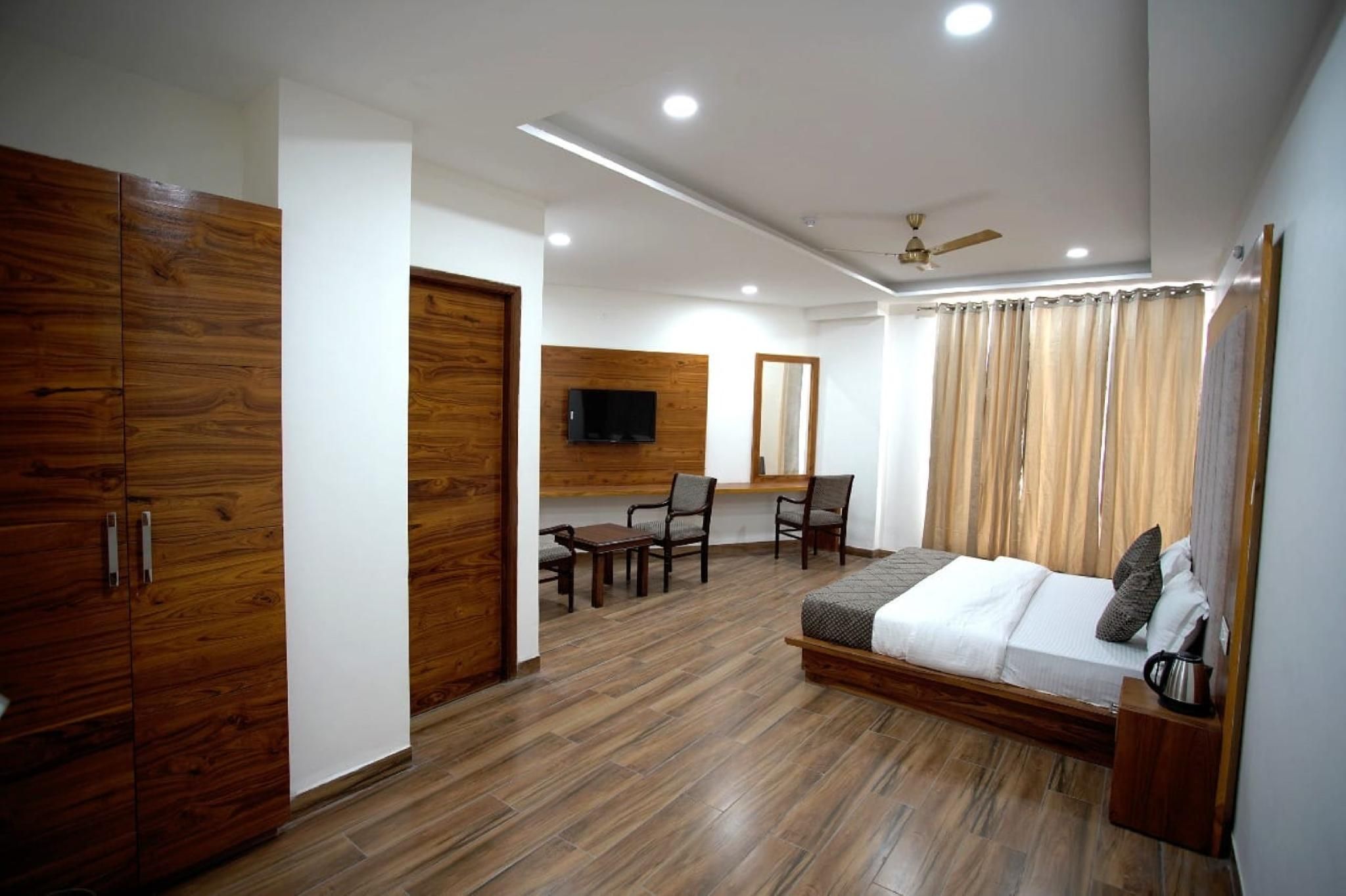 Goroomgo Sunroof Hotel & Banquet Zirakpur