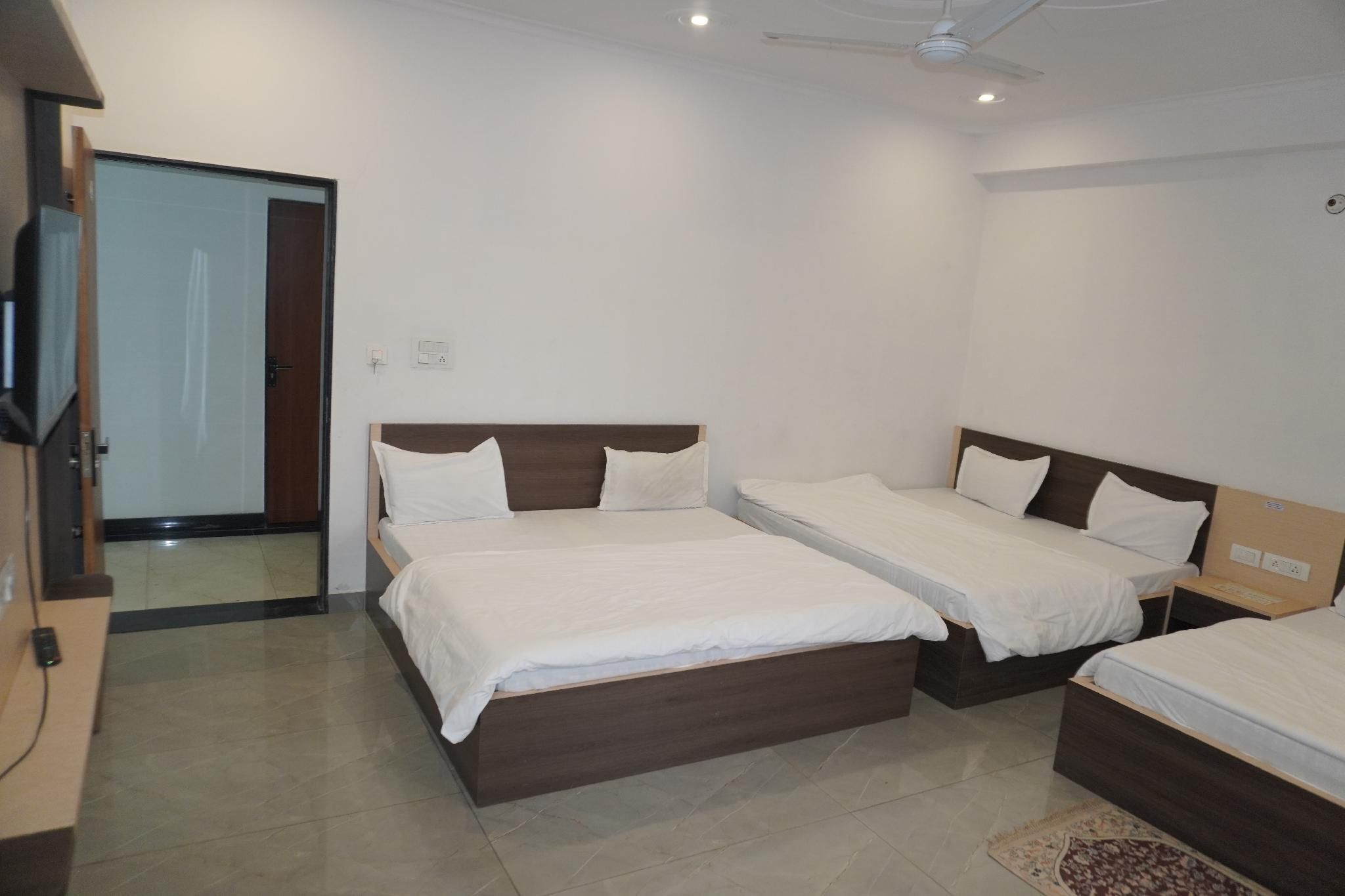 Shree radhe mohan hotel and resort khatushyamji Family Room - 3 Beds