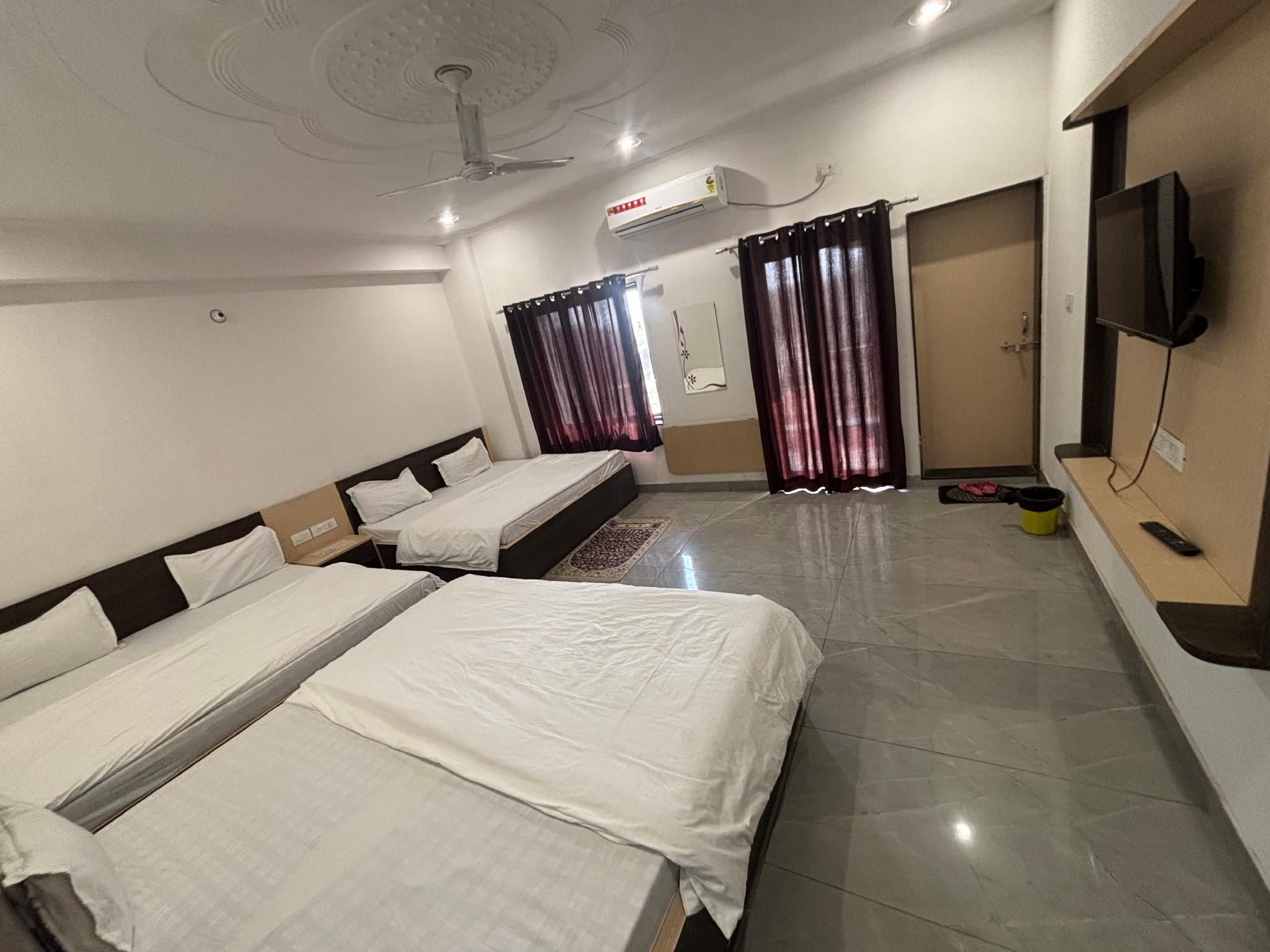 Shree radhe mohan hotel and resort khatushyamji Family Room - 3 Beds 2