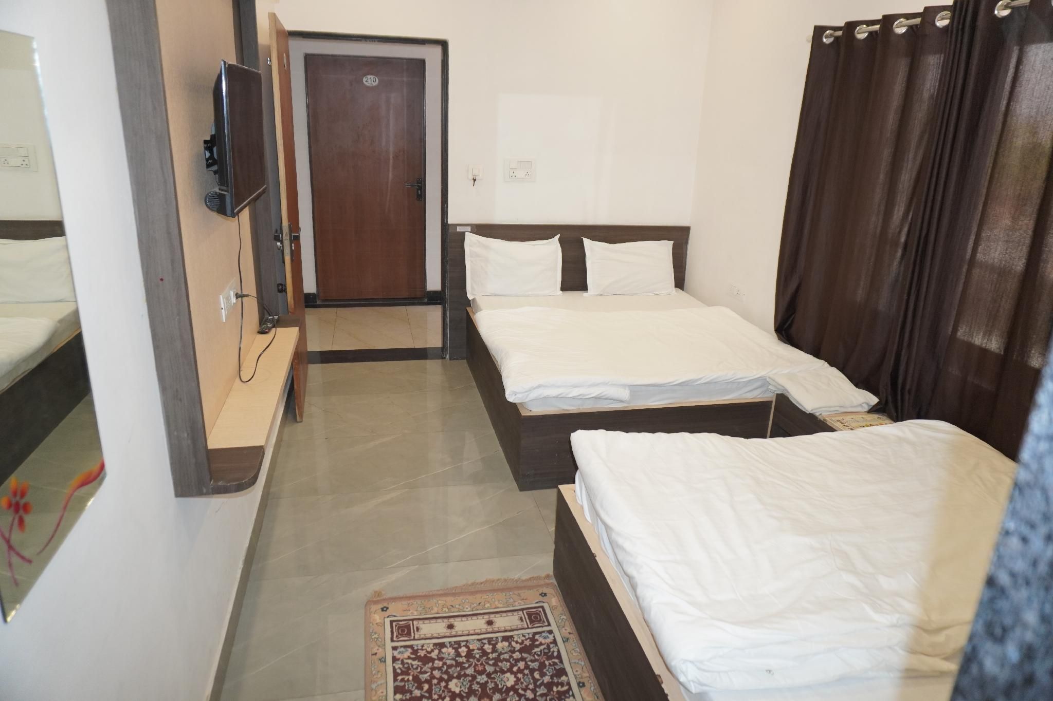 Shree radhe mohan hotel and resort khatushyamji Family Room