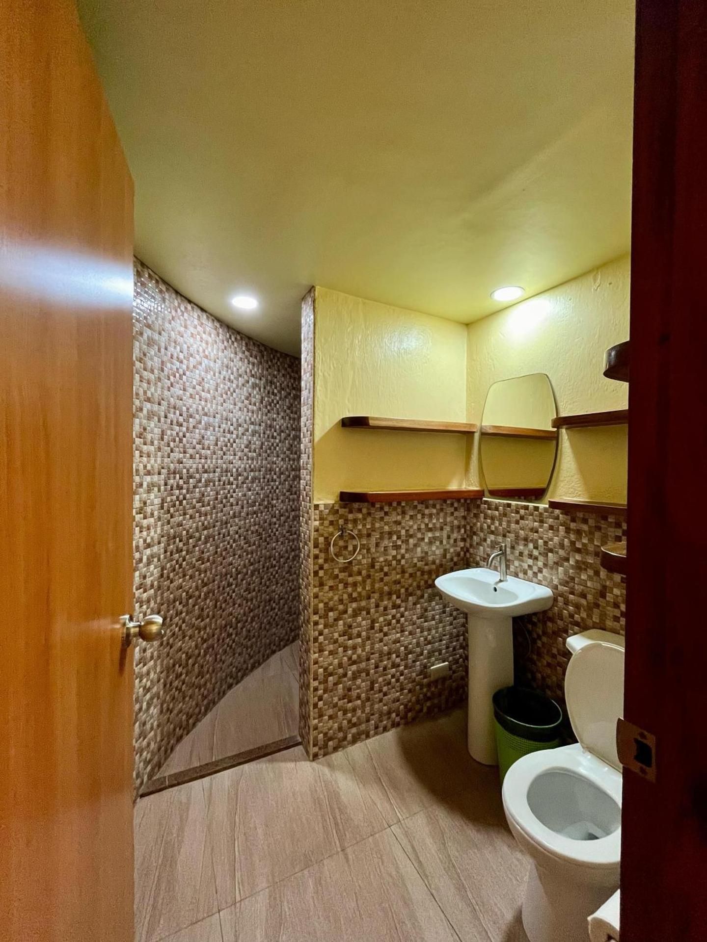 Midnite Inn Deluxe Double Room 3