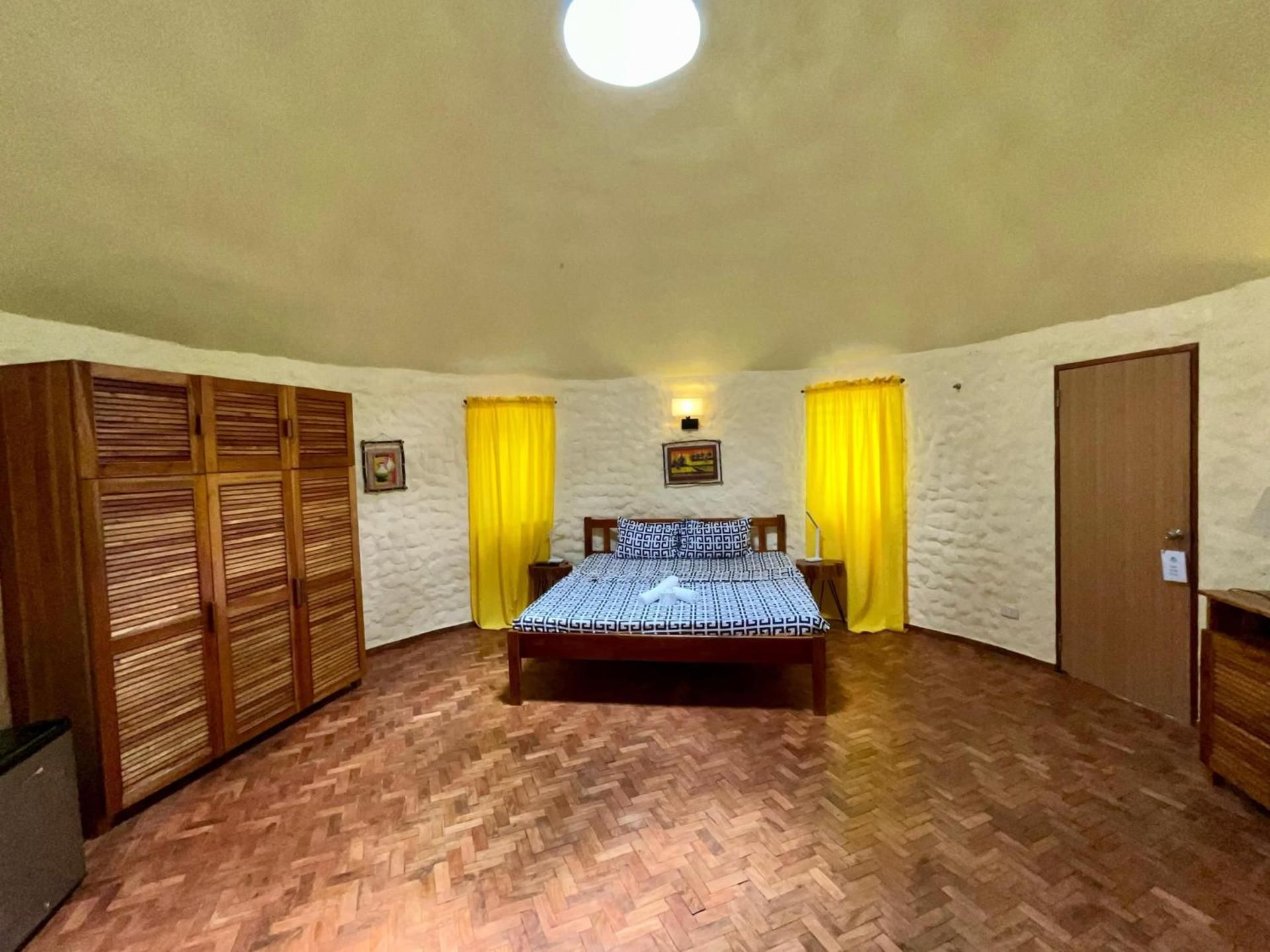 Midnite Inn Deluxe Double Room 2