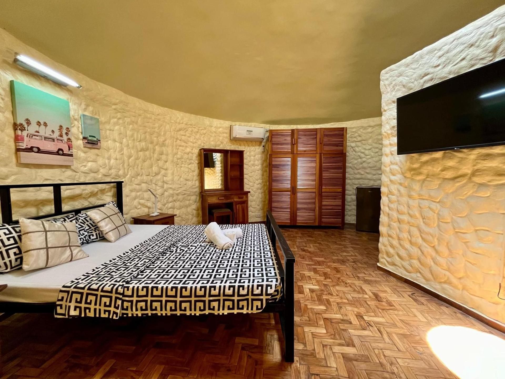 Midnite Inn Deluxe Double Room